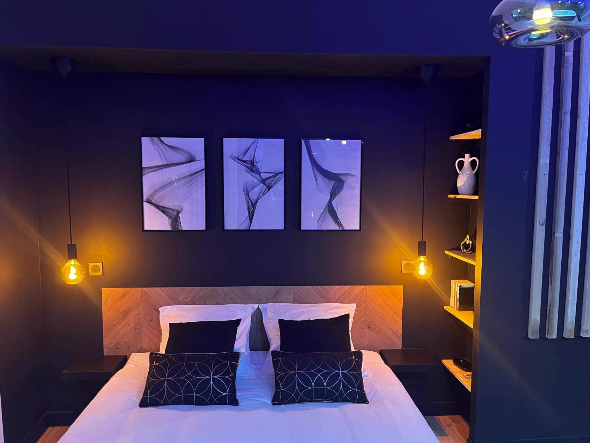 Lit double avec tête de lit en bois et cadres - CK Suite & Spa Reims