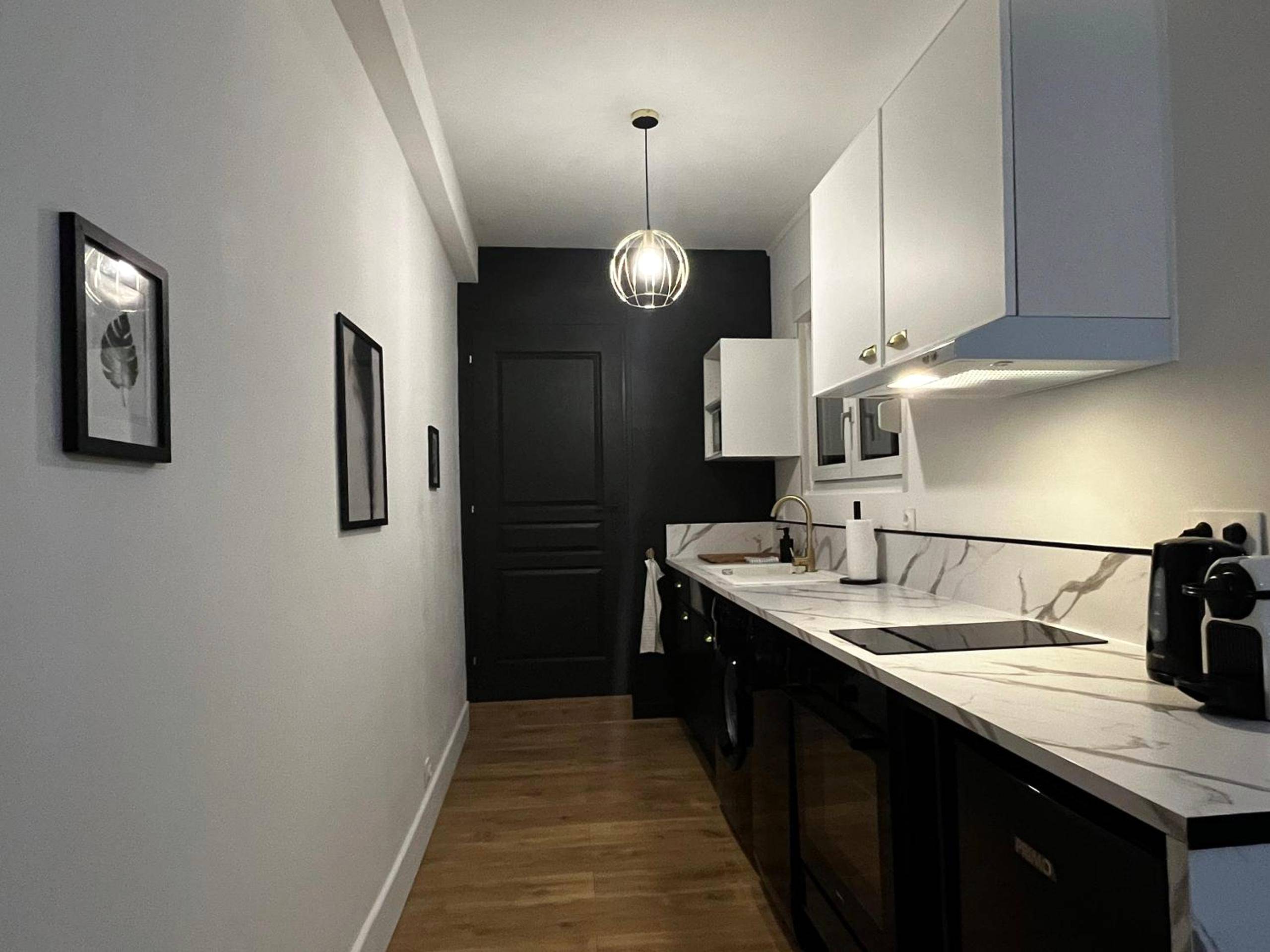 Cuisine équipée moderne avec plan de travail - CK Suite & Spa Reims