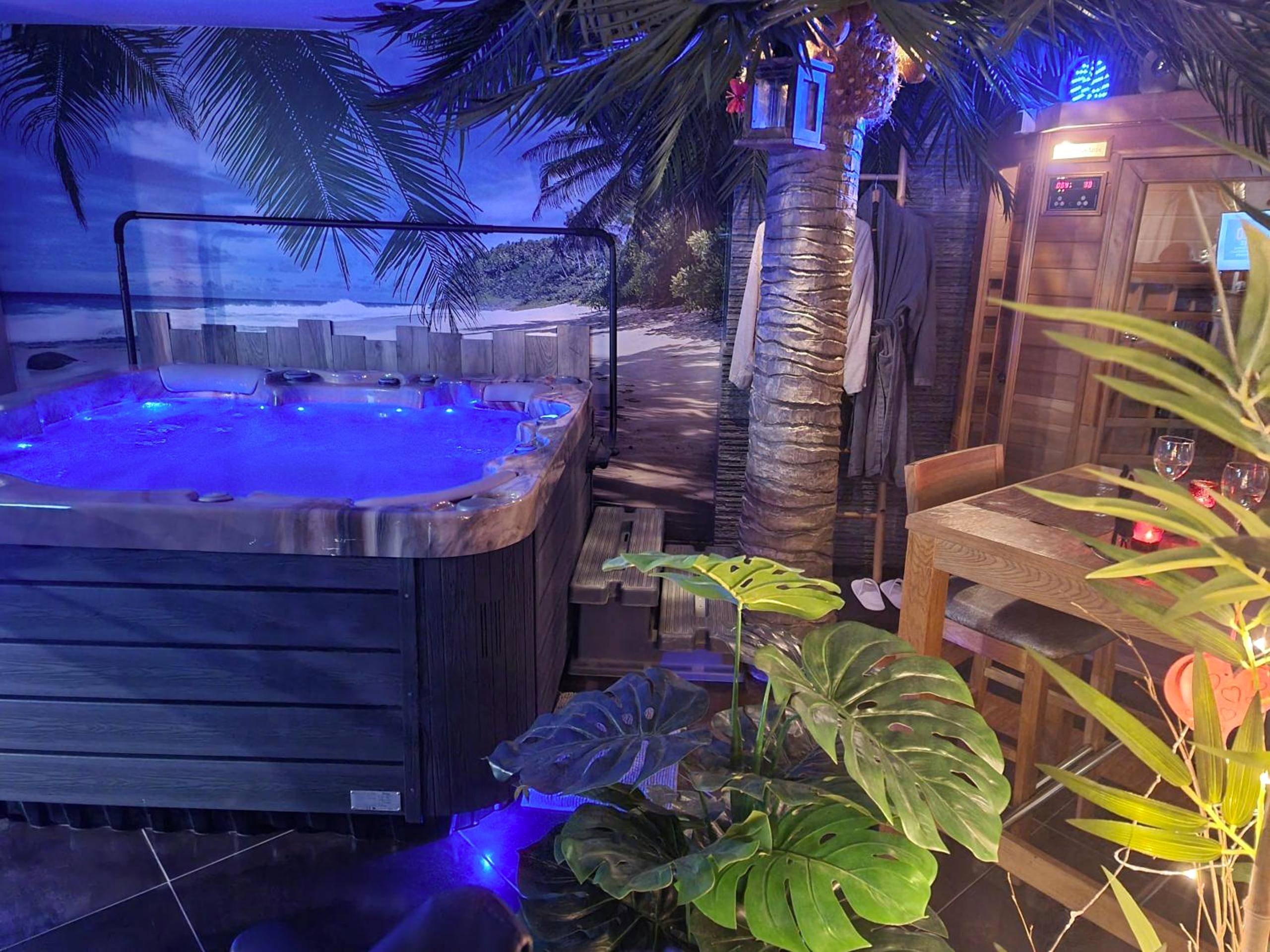 Jacuzzi privatif sous un décor tropical - Love Room Chavelot - Au clair de lune