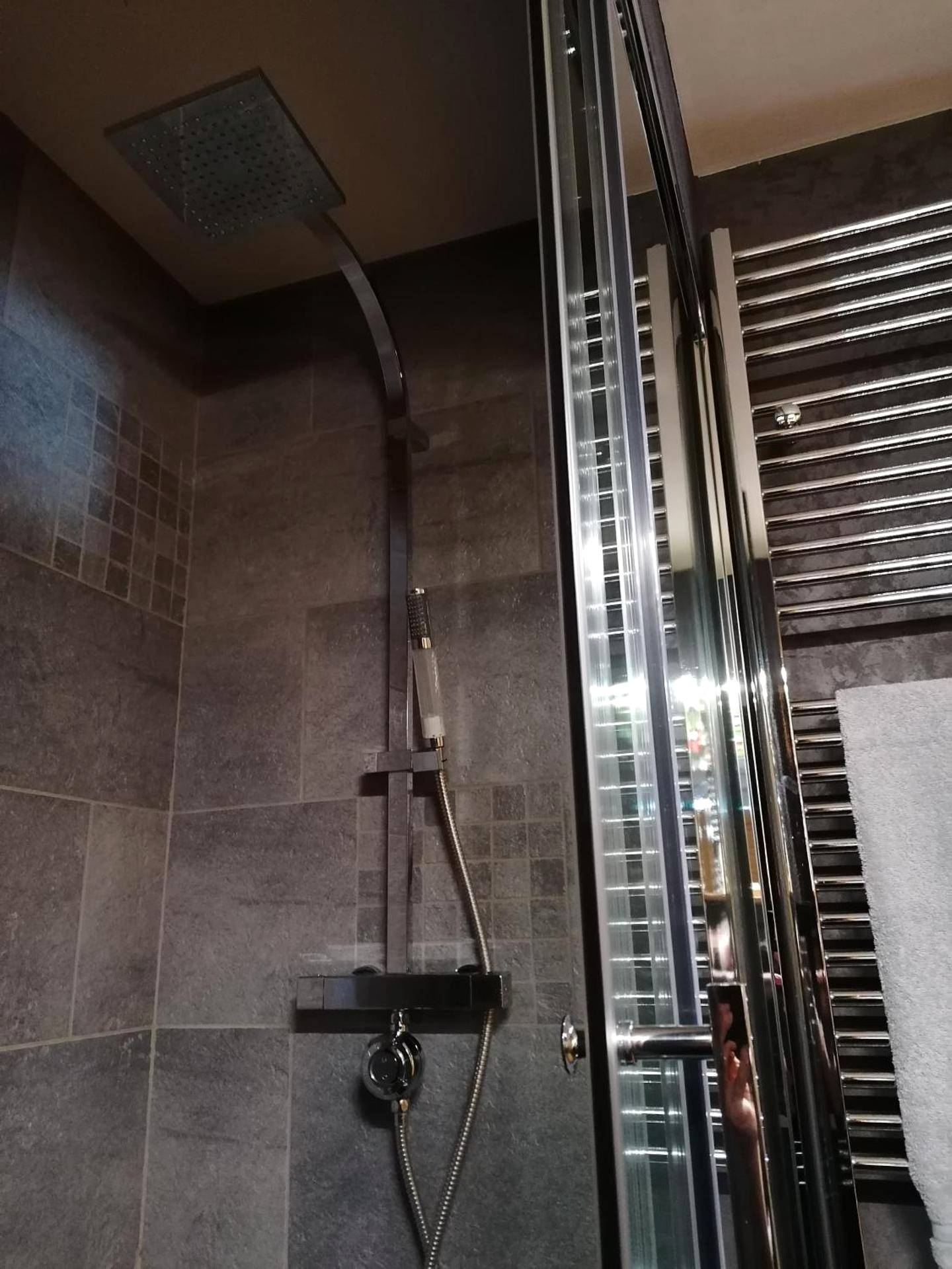 Douche à l'italienne avec paroi vitrée - Au clair de lune