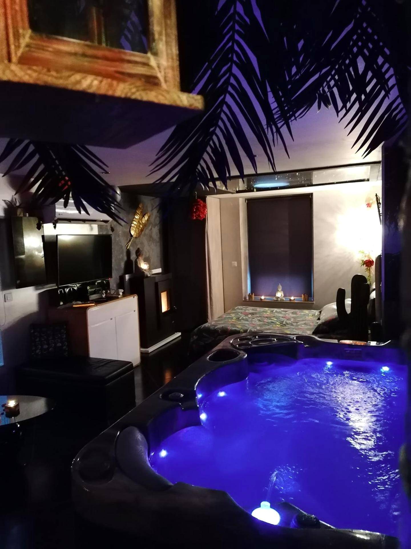 Espace détente avec spa et télévision - Au clair de lune