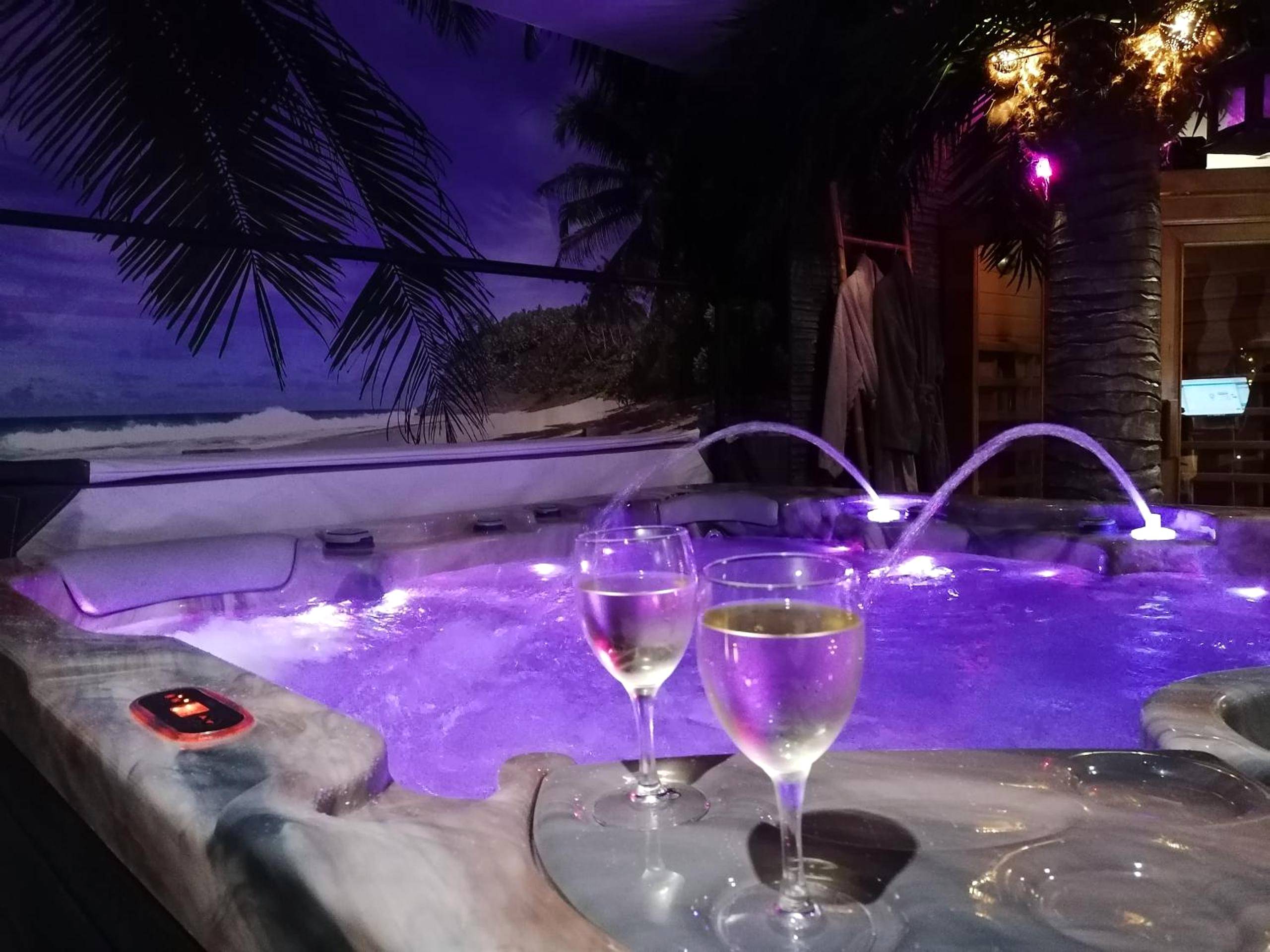 Verres de vin au bord du jacuzzi éclairé - Au clair de lune