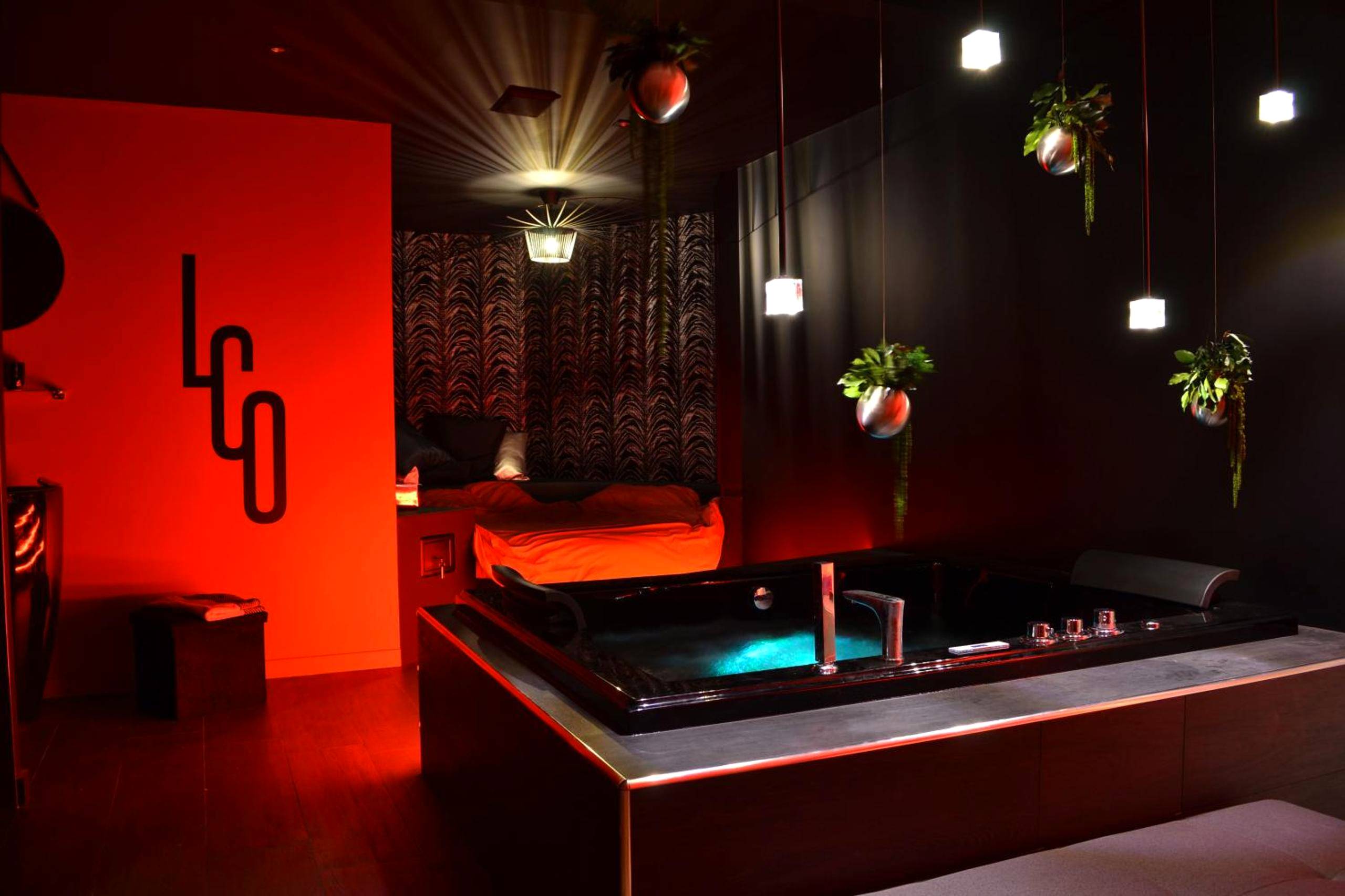 Baignoire balnéo avec jets et lumières rouges - Le Clair Obscur