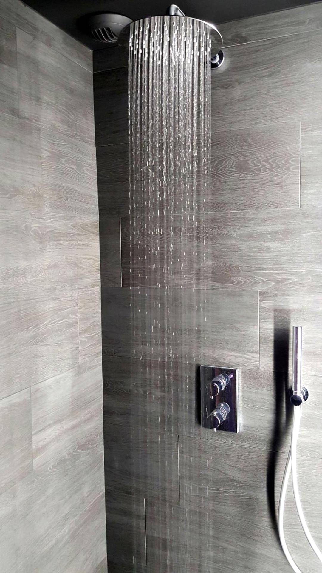 Douche de tête effet pluie et mur boisé - Le Clair Obscur