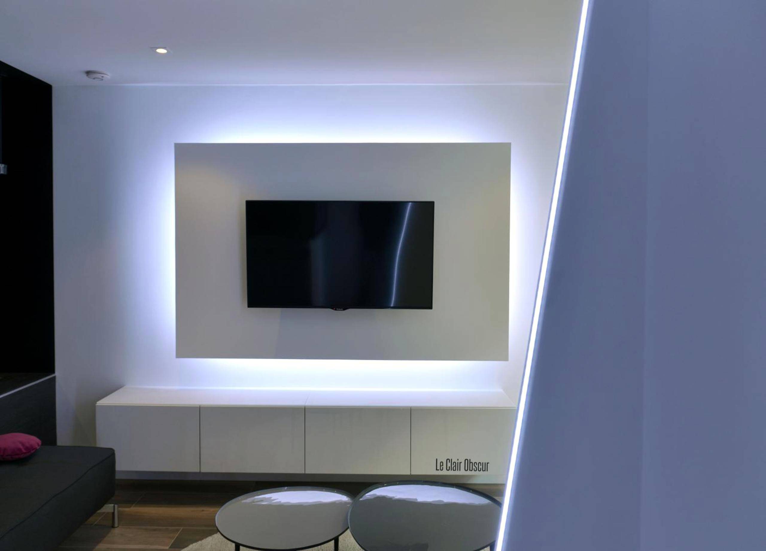 Télévision murale avec rétroéclairage LED - Le Clair Obscur