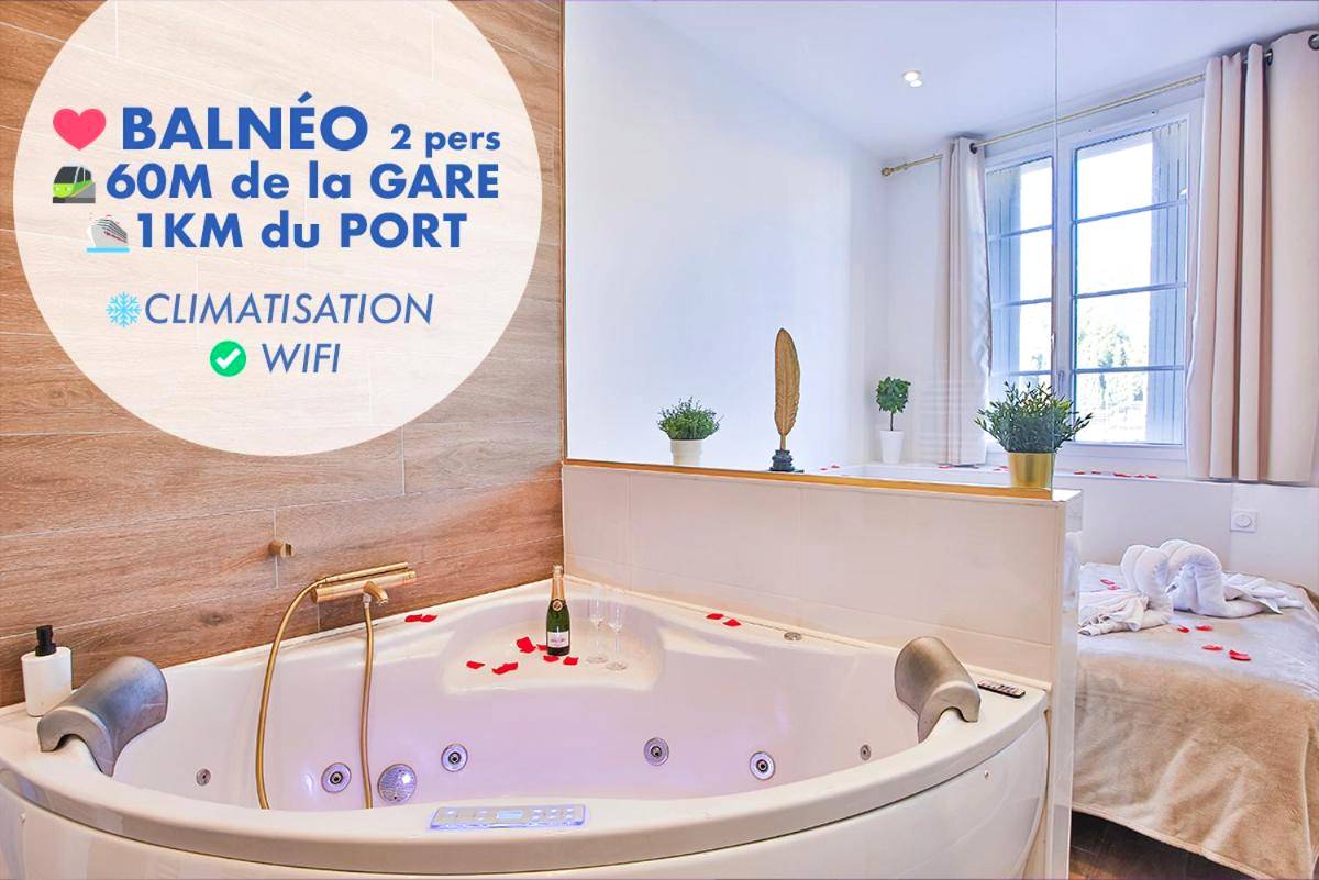 Baignoire balnéo avec champagne et pétales - Love Room Toulon - La Clé T2 Love Room Balnéo, Clim, Proche Gare