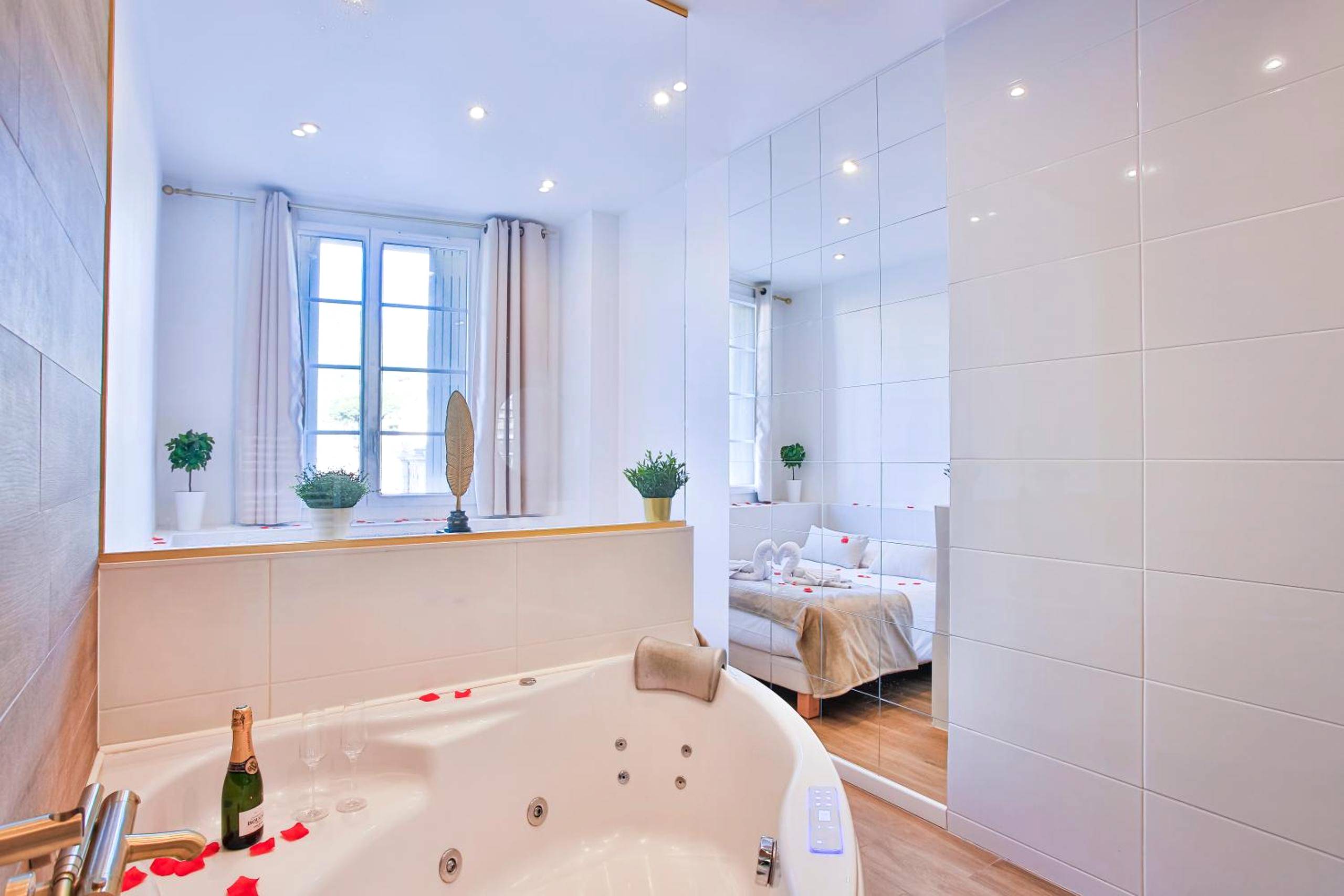 Jacuzzi privatif face à un grand miroir - La Clé T2 Love Room Balnéo, Clim, Proche Gare