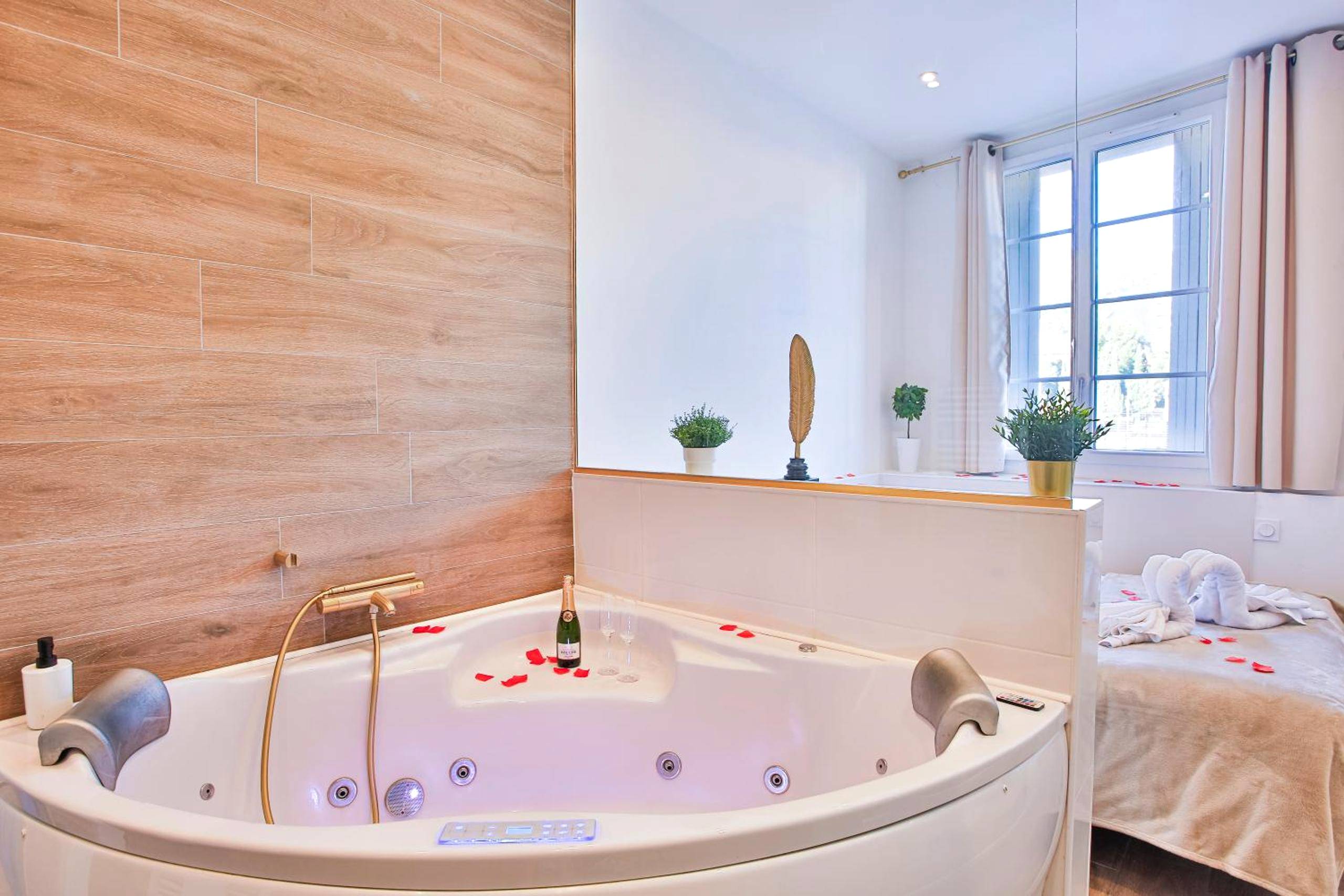 Photo du logement - La Clé T2 Love Room Balnéo, Clim, Proche Gare - Toulon