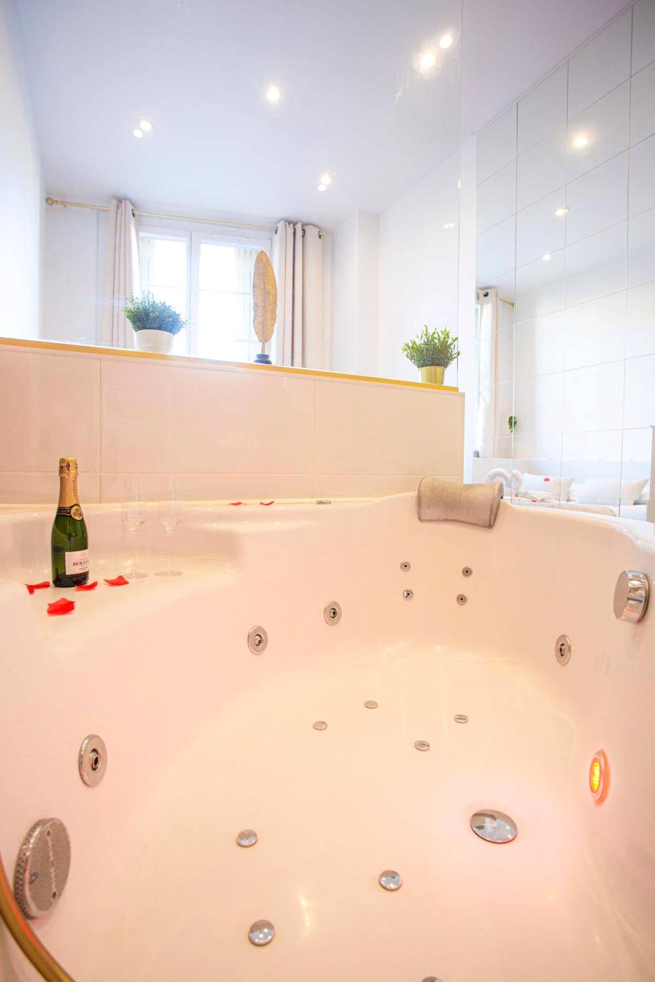 Photo du logement - La Clé T2 Love Room Balnéo, Clim, Proche Gare