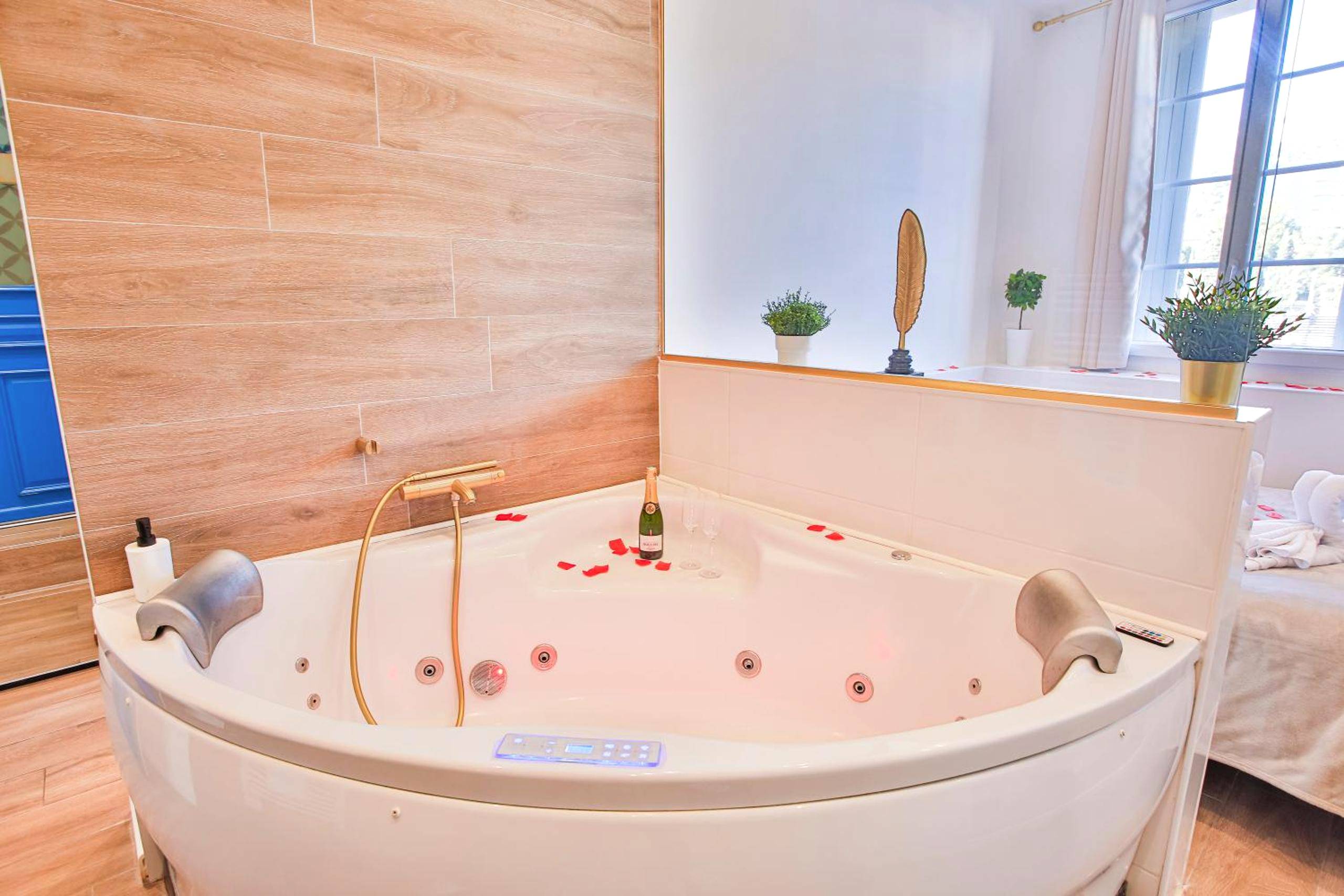 Photo du logement - La Clé T2 Love Room Balnéo, Clim, Proche Gare