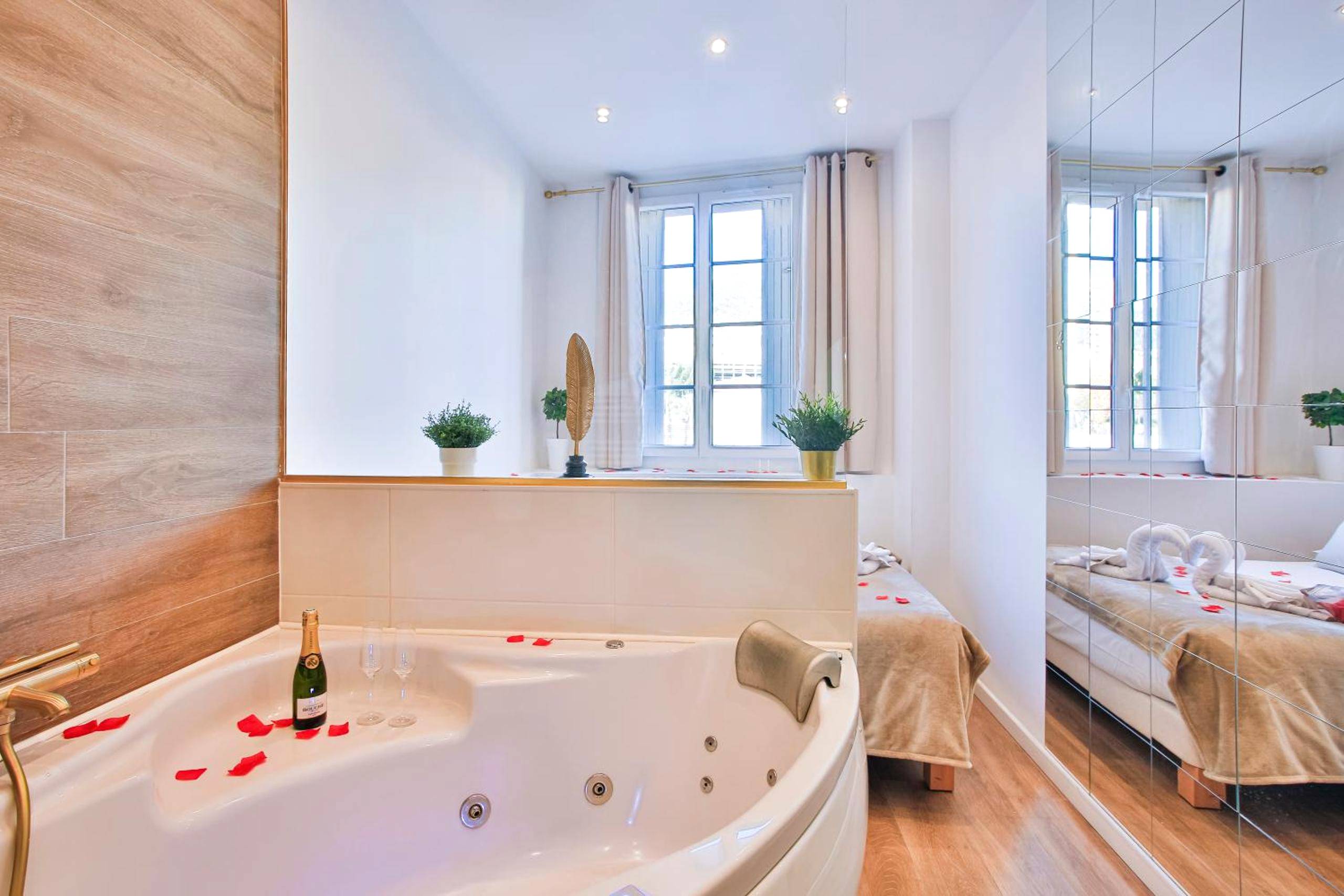 Espace bien - être avec vue sur le coin nuit - La Clé T2 Love Room Balnéo, Clim, Proche Gare