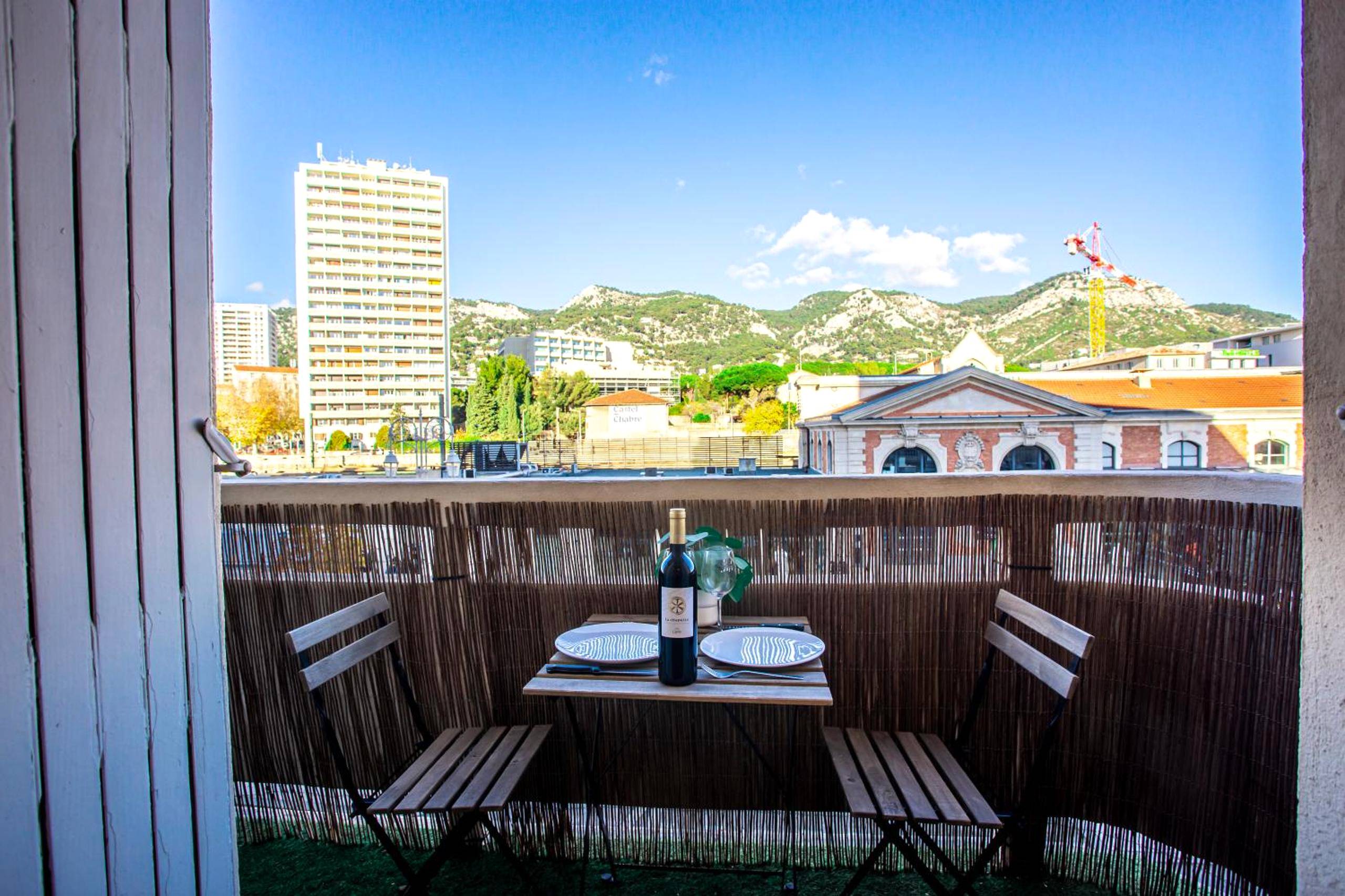 Balcon aménagé avec table et vue dégagée - La Clé T2 Love Room Balnéo, Clim, Proche Gare