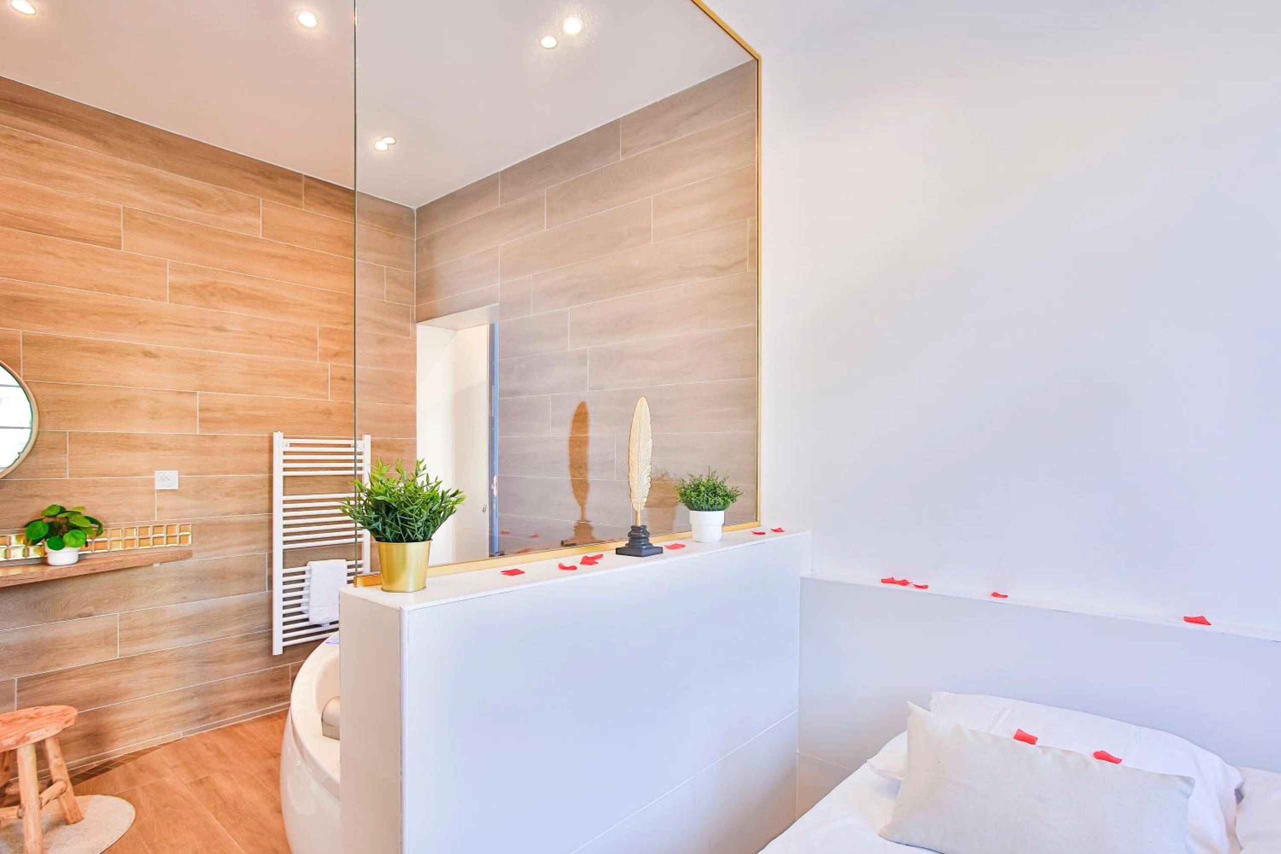 Photo du logement - La Clé T2 Love Room Balnéo, Clim, Proche Gare - Toulon