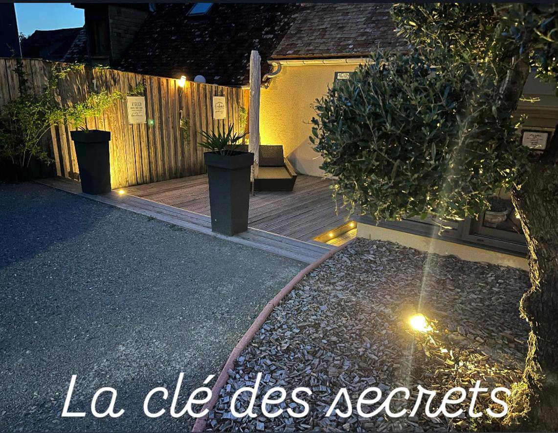 Terrasse en bois éclairée avec olivier - Love Room - La clé des secrets - Gîte Romantique