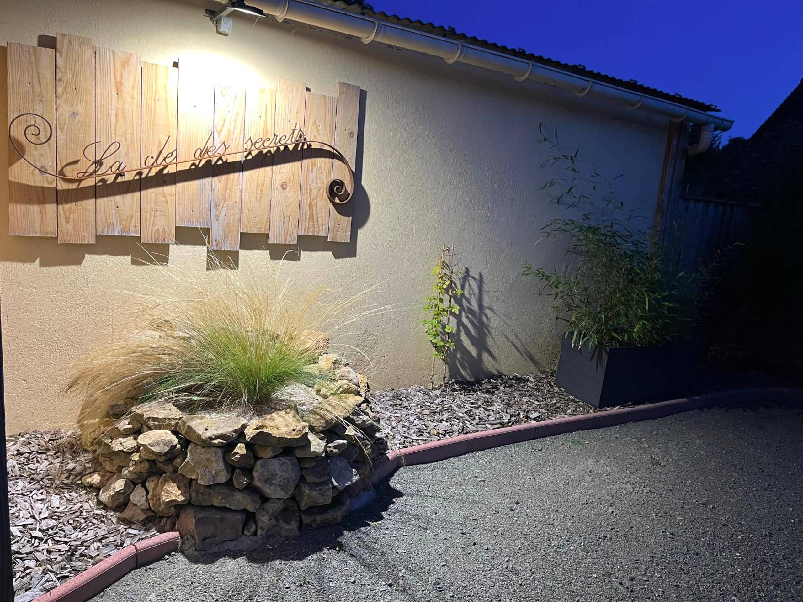 Décoration murale en bois et jardinière en pierre - Love Room - La clé des secrets - Gîte Romantique