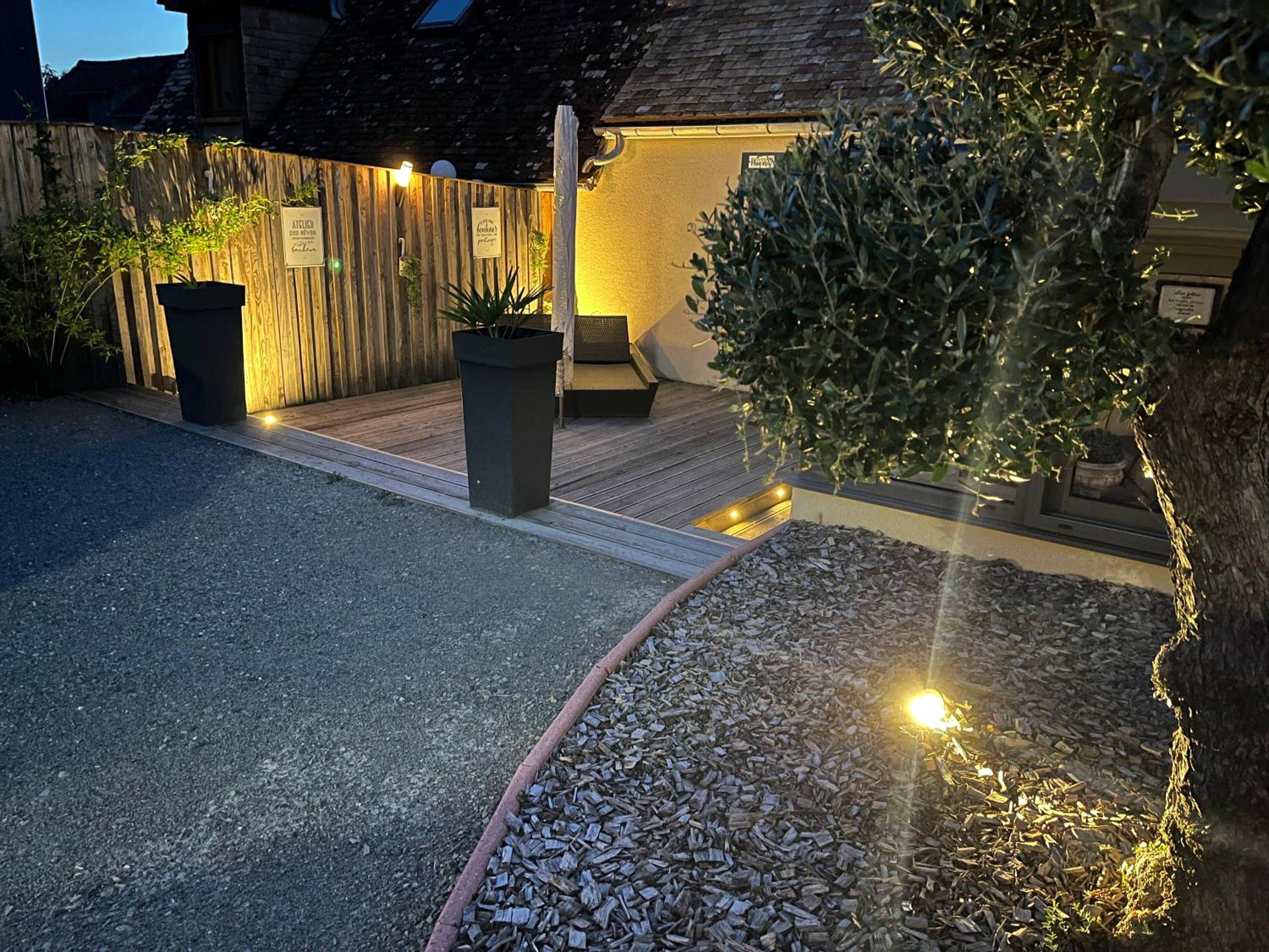 Vue extérieure de la terrasse de nuit - Love Room - La clé des secrets - Gîte Romantique