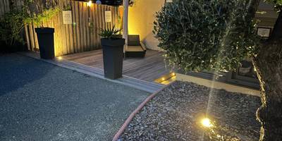 Vue extérieure de la terrasse de nuit - Love Room - La clé des secrets - Gîte Romantique