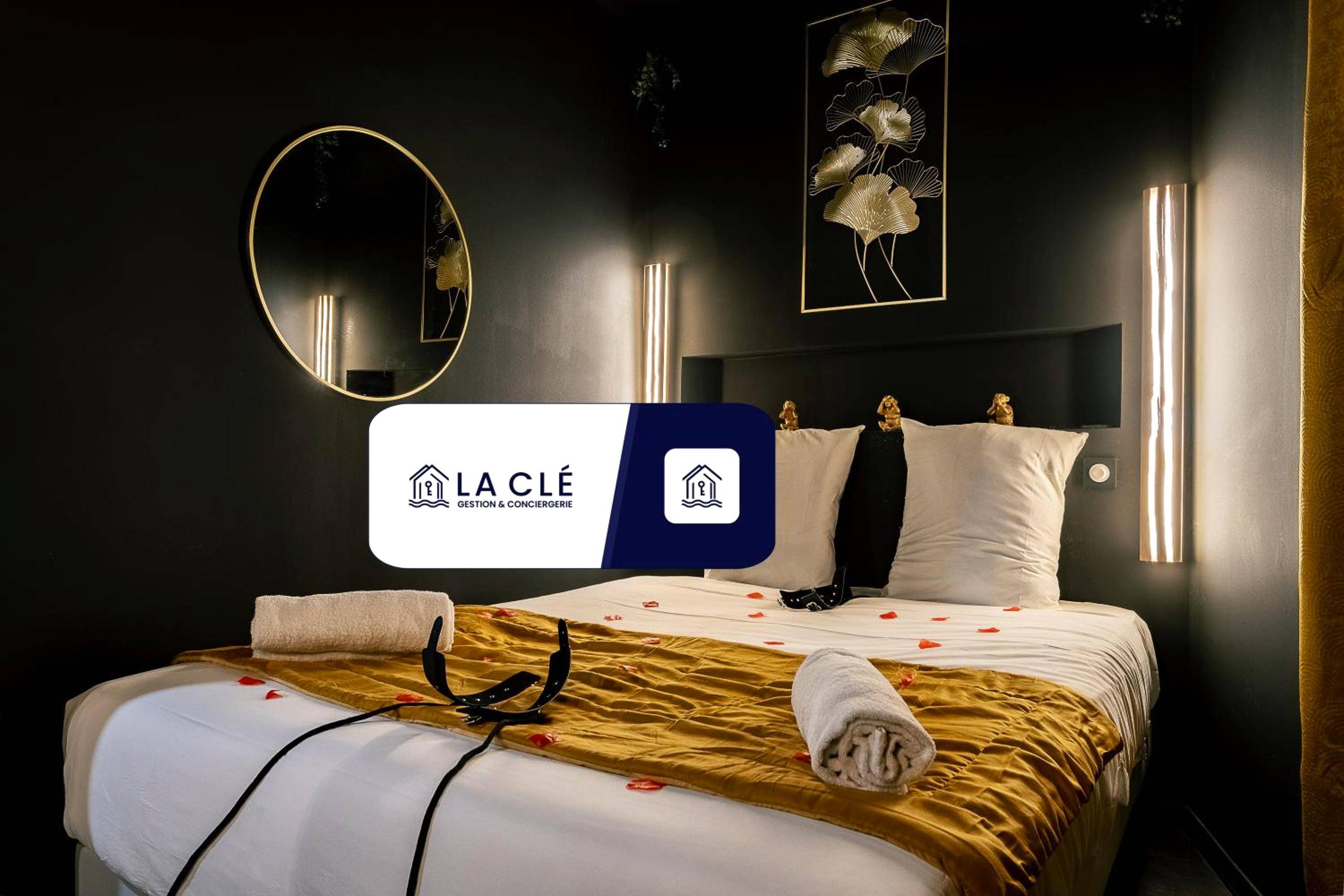 Lit double avec pétales de rose et miroir - Love Room Toulon - La Clé - Studi Osé - Clim - Baignoire à Bulles - Wifi