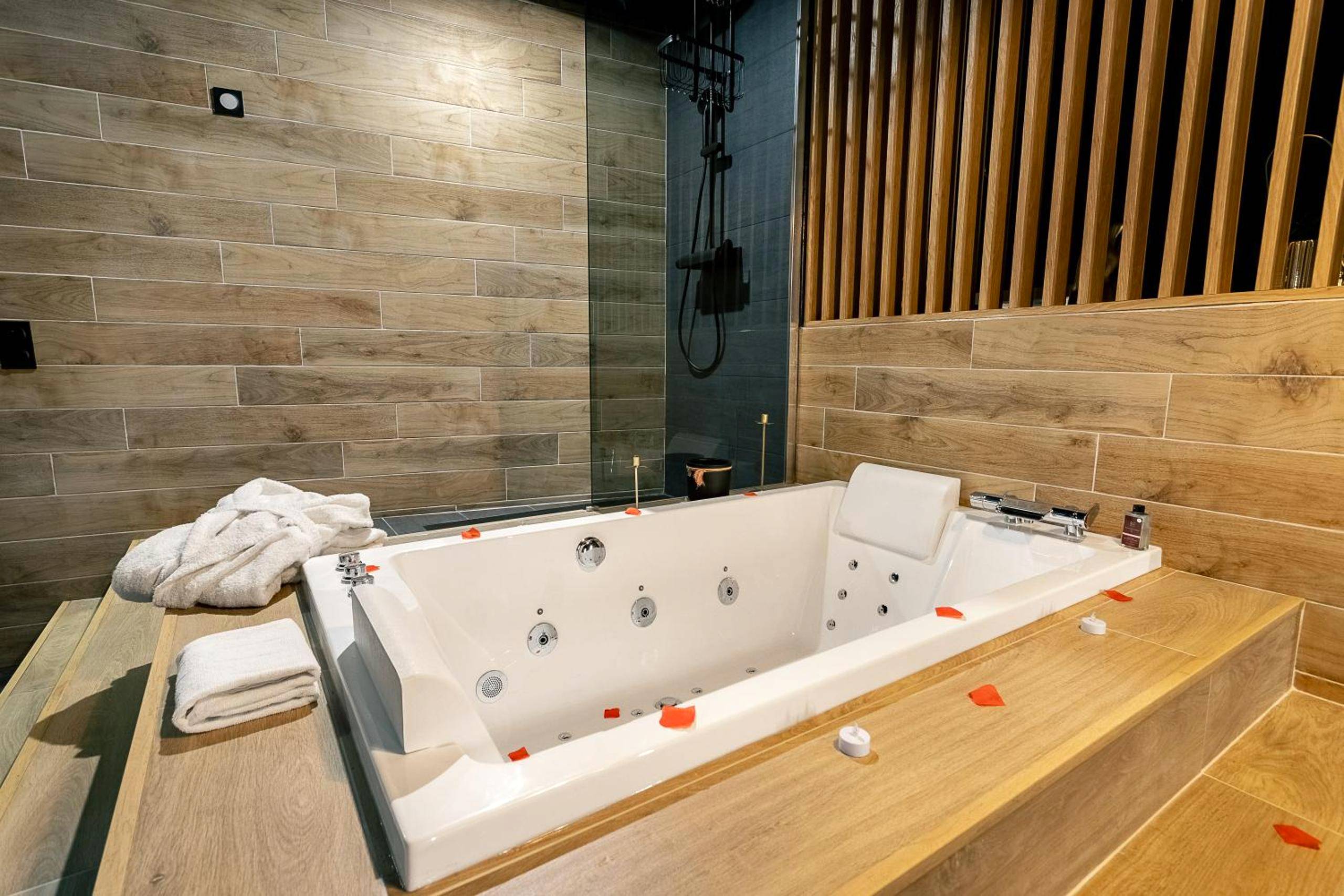Baignoire balnéo avec peignoirs et bougies - La Clé - Studi Osé - Clim - Baignoire à Bulles - Wifi