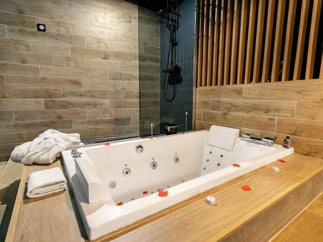 Baignoire balnéo avec peignoirs et bougies - La Clé - Studi Osé - Clim - Baignoire à Bulles - Wifi