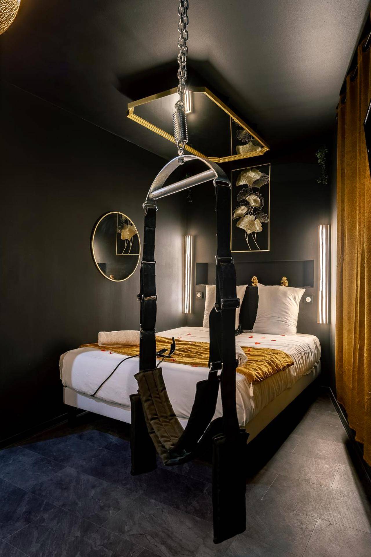 Balançoire érotique suspendue face au lit - La Clé - Studi Osé - Clim - Baignoire à Bulles - Wifi