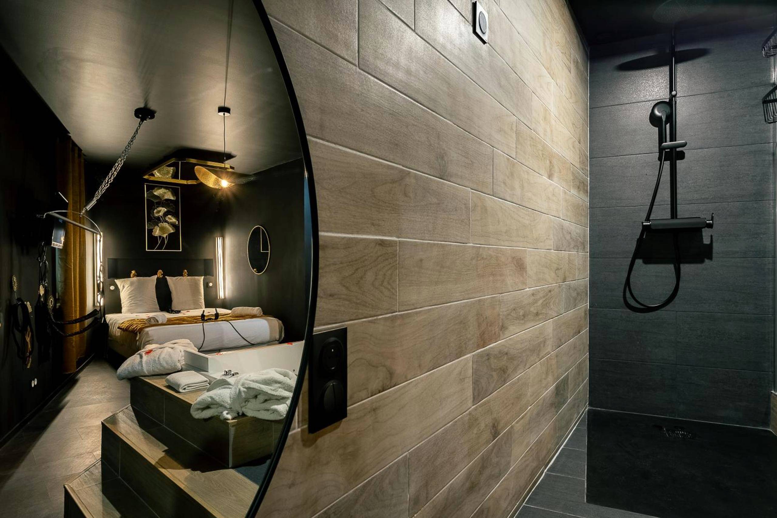 Douche à l'italienne et reflet de la chambre - La Clé - Studi Osé - Clim - Baignoire à Bulles - Wifi