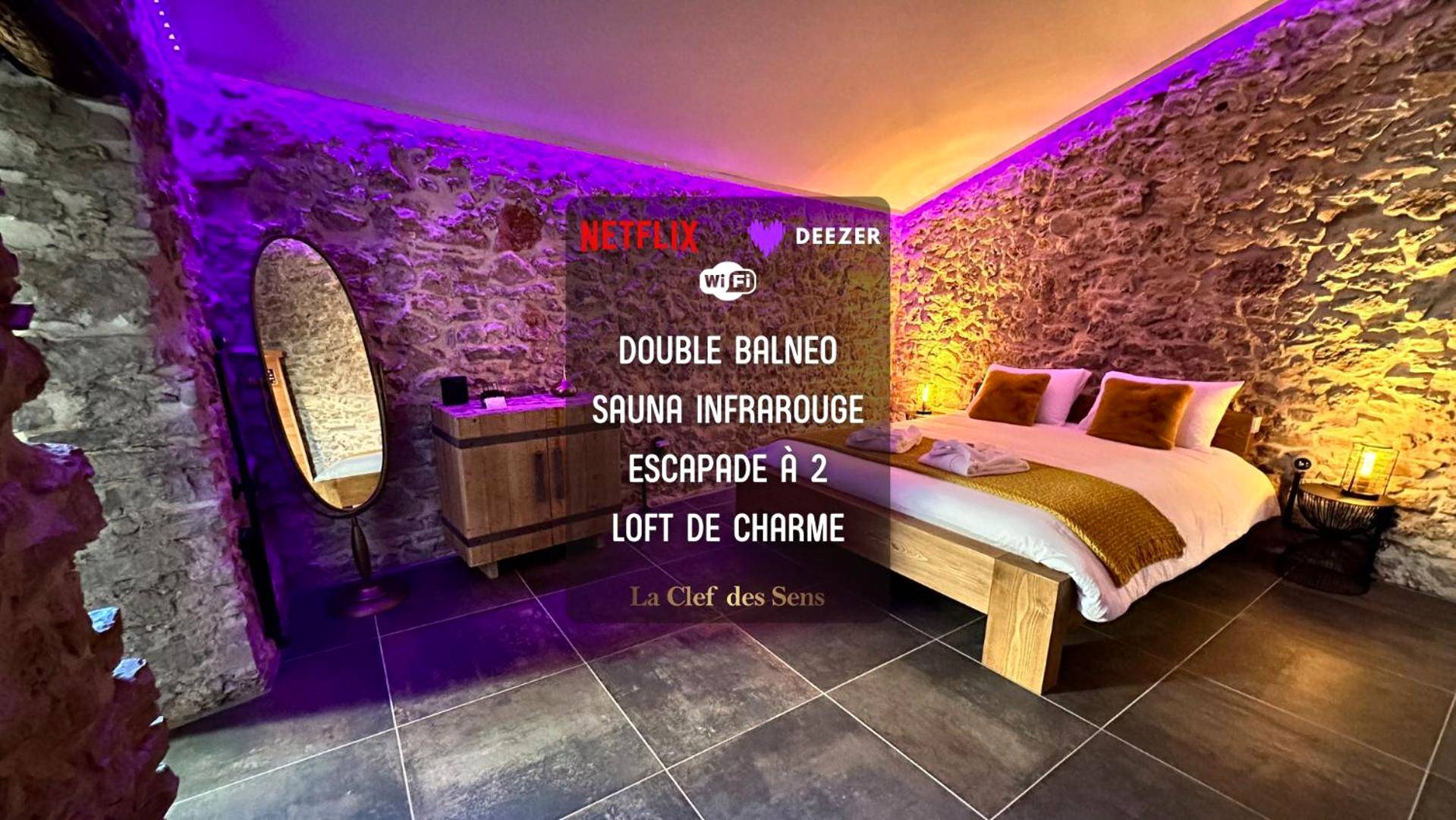 Lit double sous éclairage LED violet - Love Room Tourves - Loft Romantique la Clef des Sens - Loft Romantique la Clef...