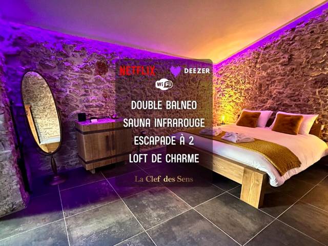 Lit double sous éclairage LED violet - Love Room Tourves - Loft Romantique la Clef des Sens - Loft Romantique la Clef...