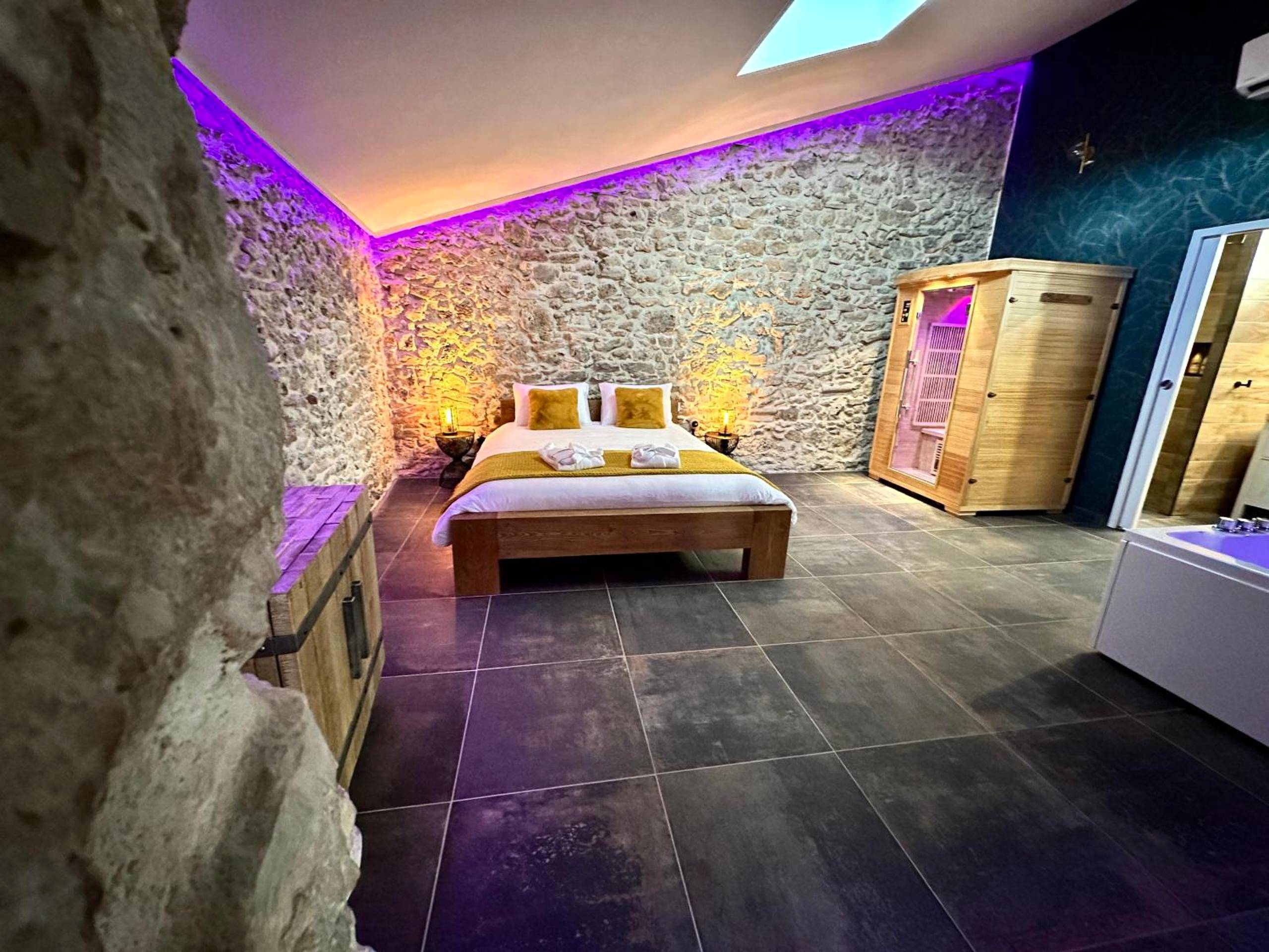 Chambre avec sauna infrarouge et murs en pierre - Loft Romantique la Clef des Sens - Loft Romantique la Clef des Sens -...