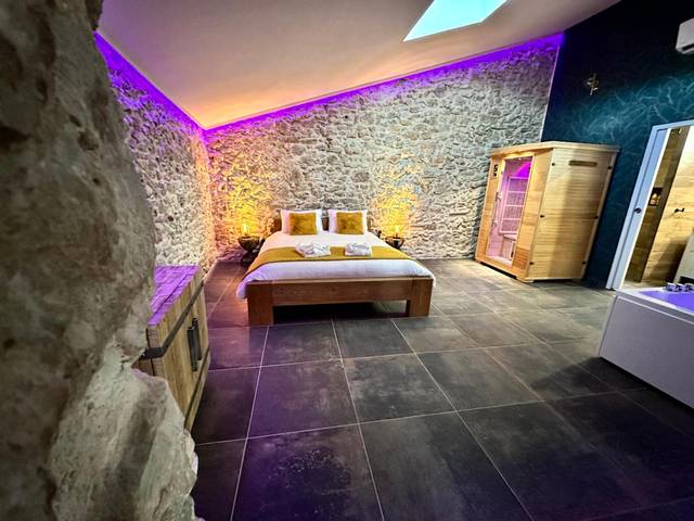 Chambre avec sauna infrarouge et murs en pierre - Loft Romantique la Clef des Sens - Loft Romantique la Clef des Sens -...