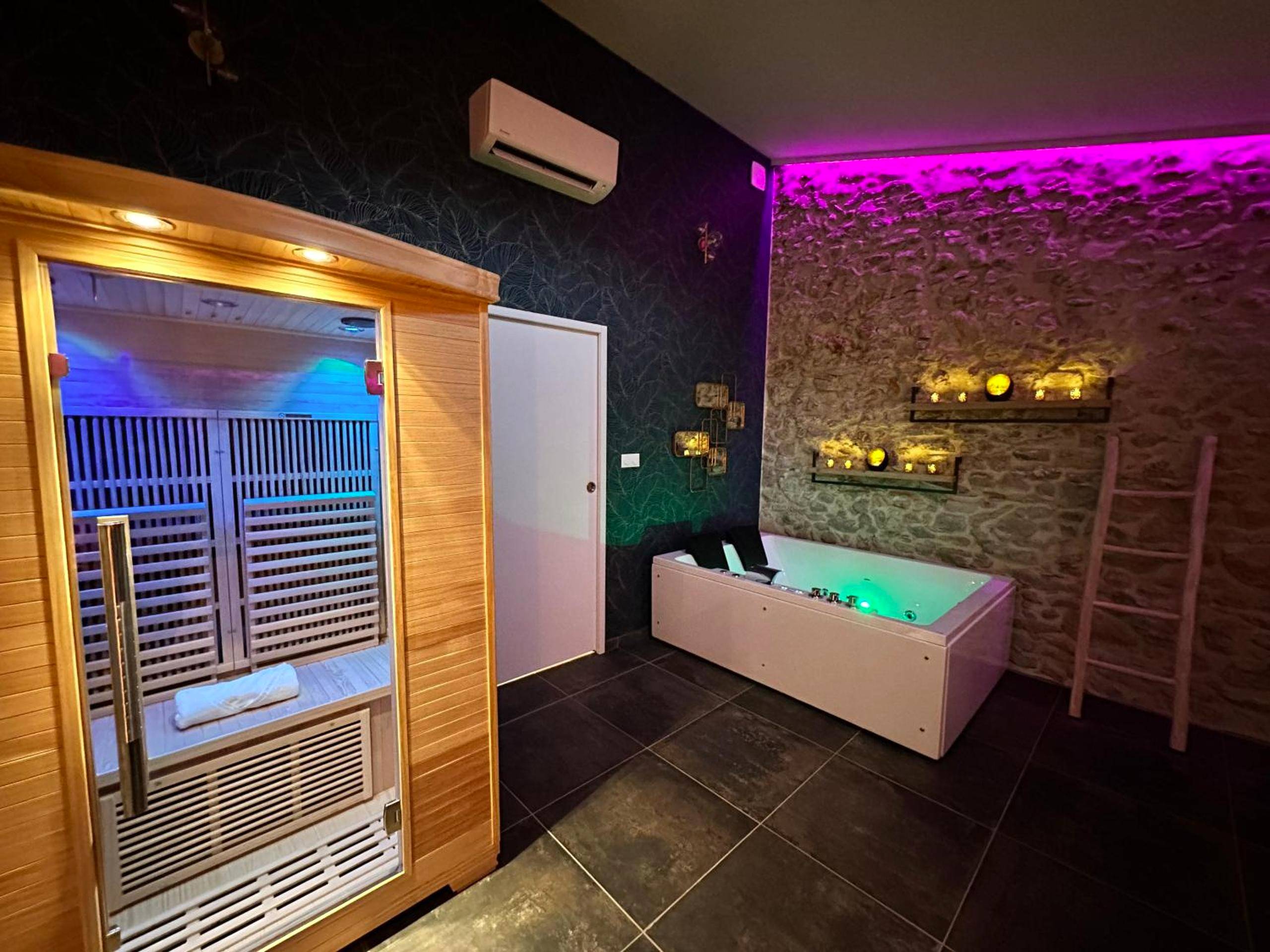 Sauna et baignoire balnéo avec chromothérapie - Loft Romantique la Clef des Sens - Loft Romantique la Clef des Sens -...
