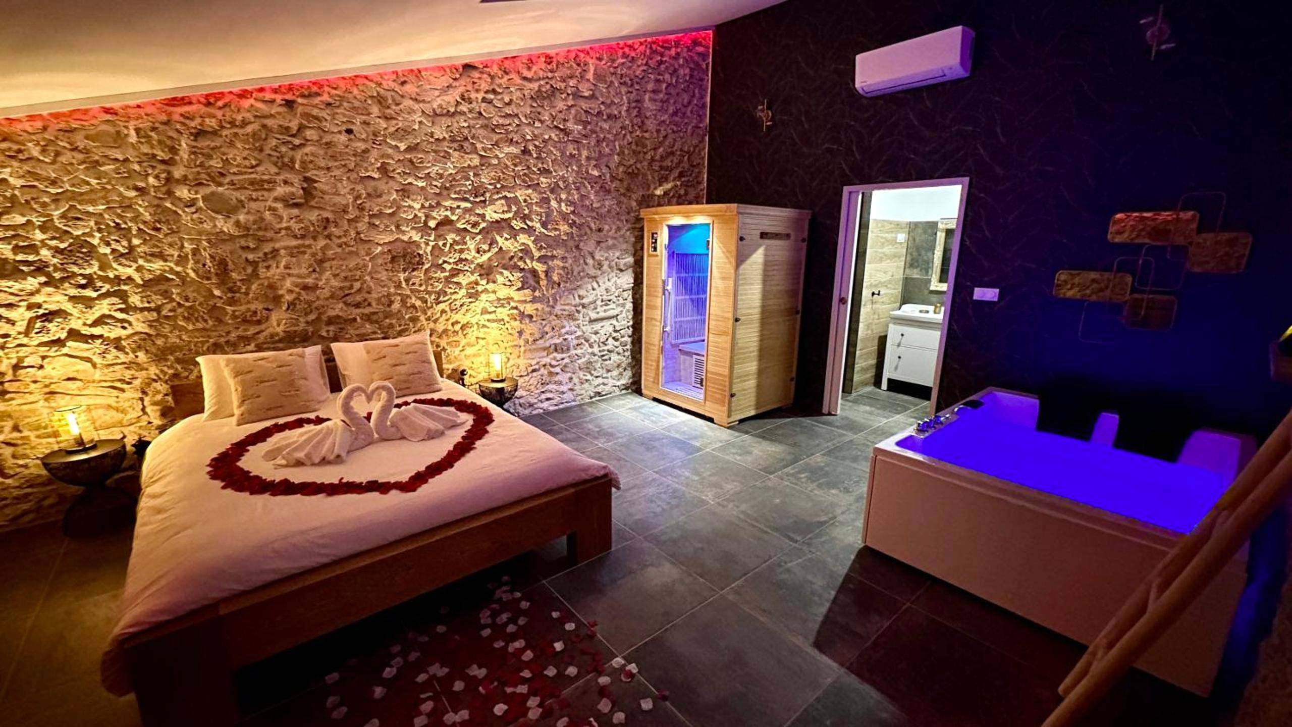 Lit avec cœur en pétales et balnéo éclairée - Loft Romantique la Clef des Sens - Loft Romantique la Clef des Sens -...