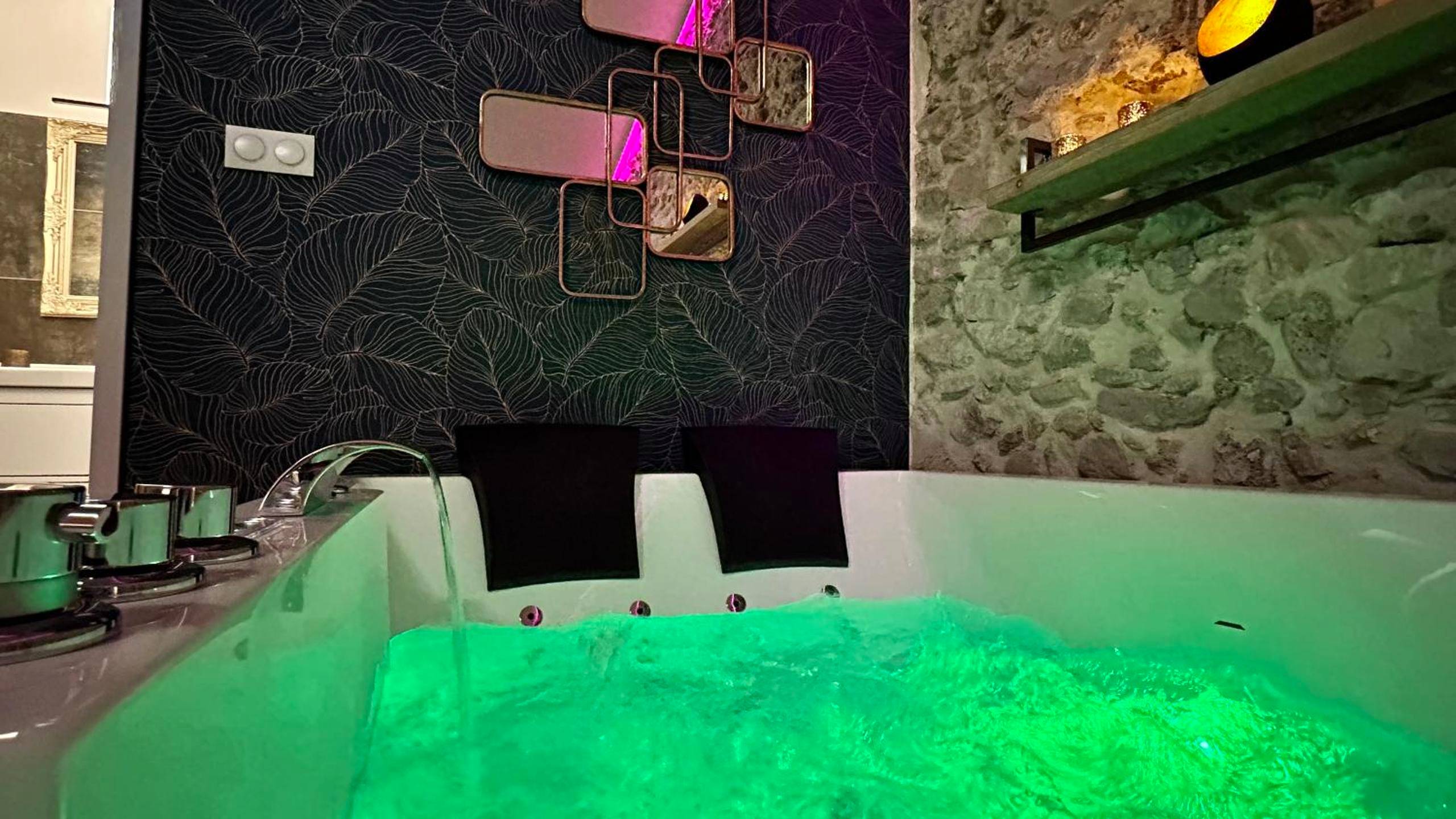 Photo du logement - Loft Romantique la Clef des Sens - Sauna et Balnéo privatifs - Tourves