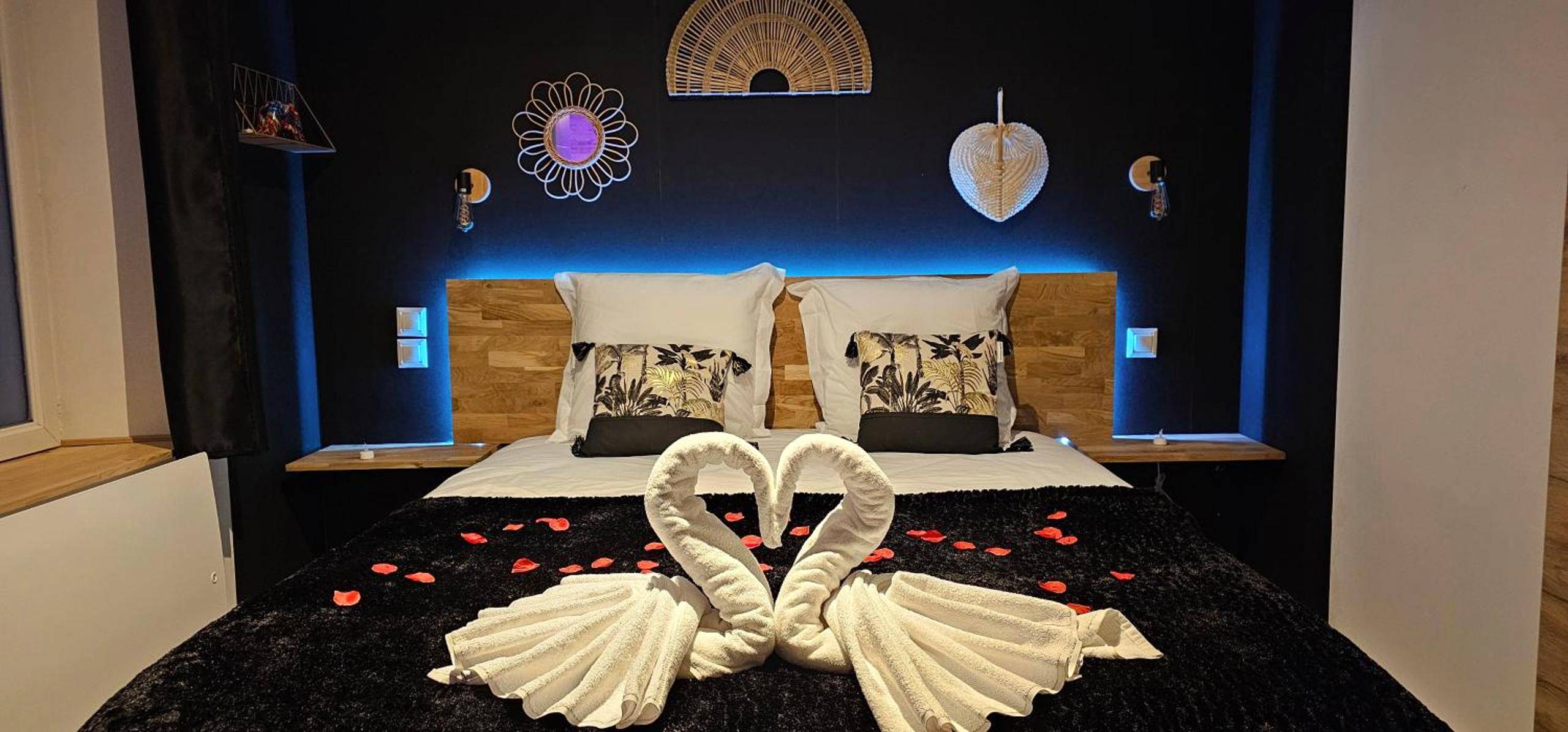 Lit décoré de cygnes en serviette et pétales - Le Clos Maldier - Gîte Les Ecureuils