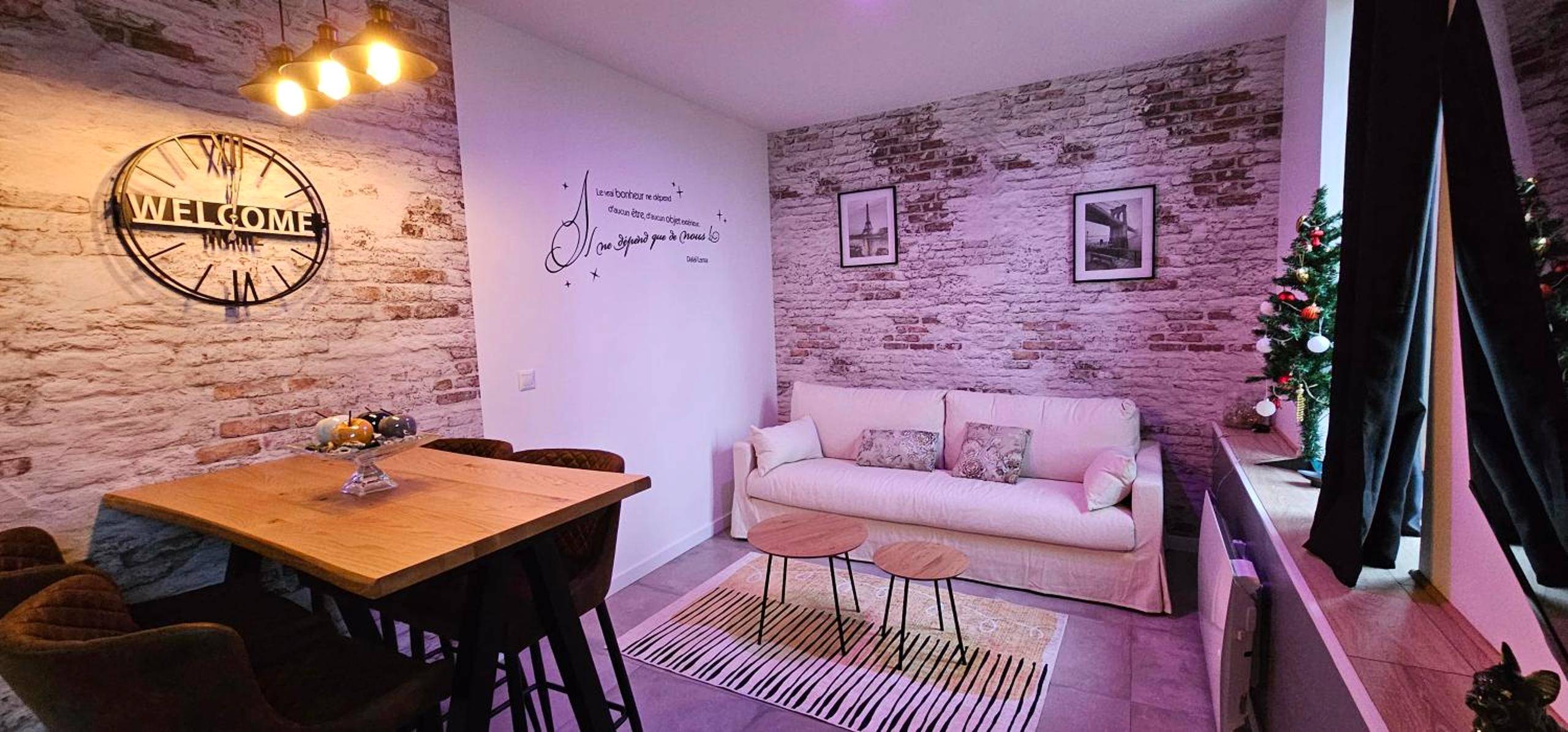 Salon avec canapé blanc et mur en briques - Le Clos Maldier - Gîte Les Ecureuils
