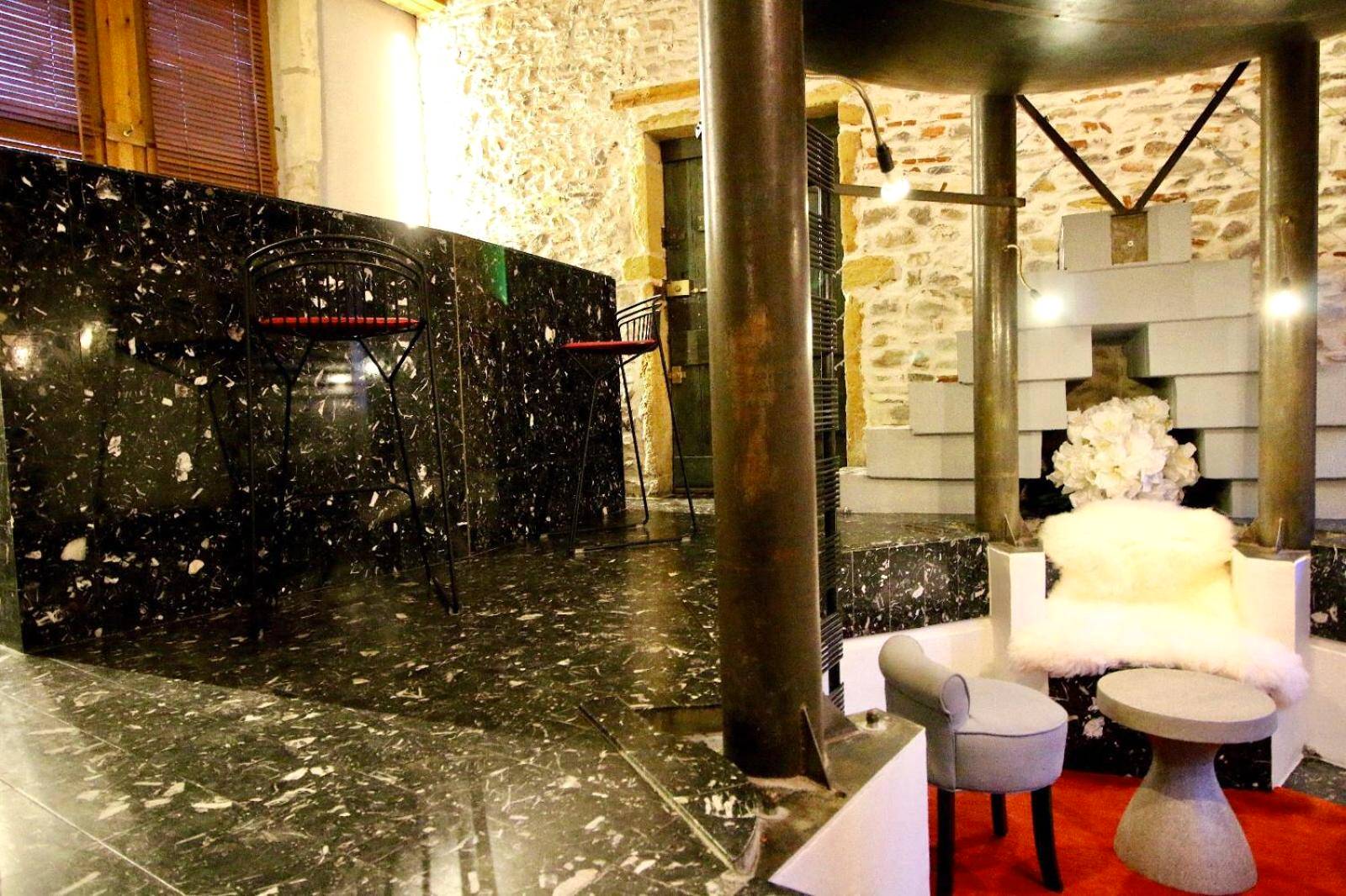 Bar en marbre noir et coin salon cosy - Le Clos de Sainte Croix