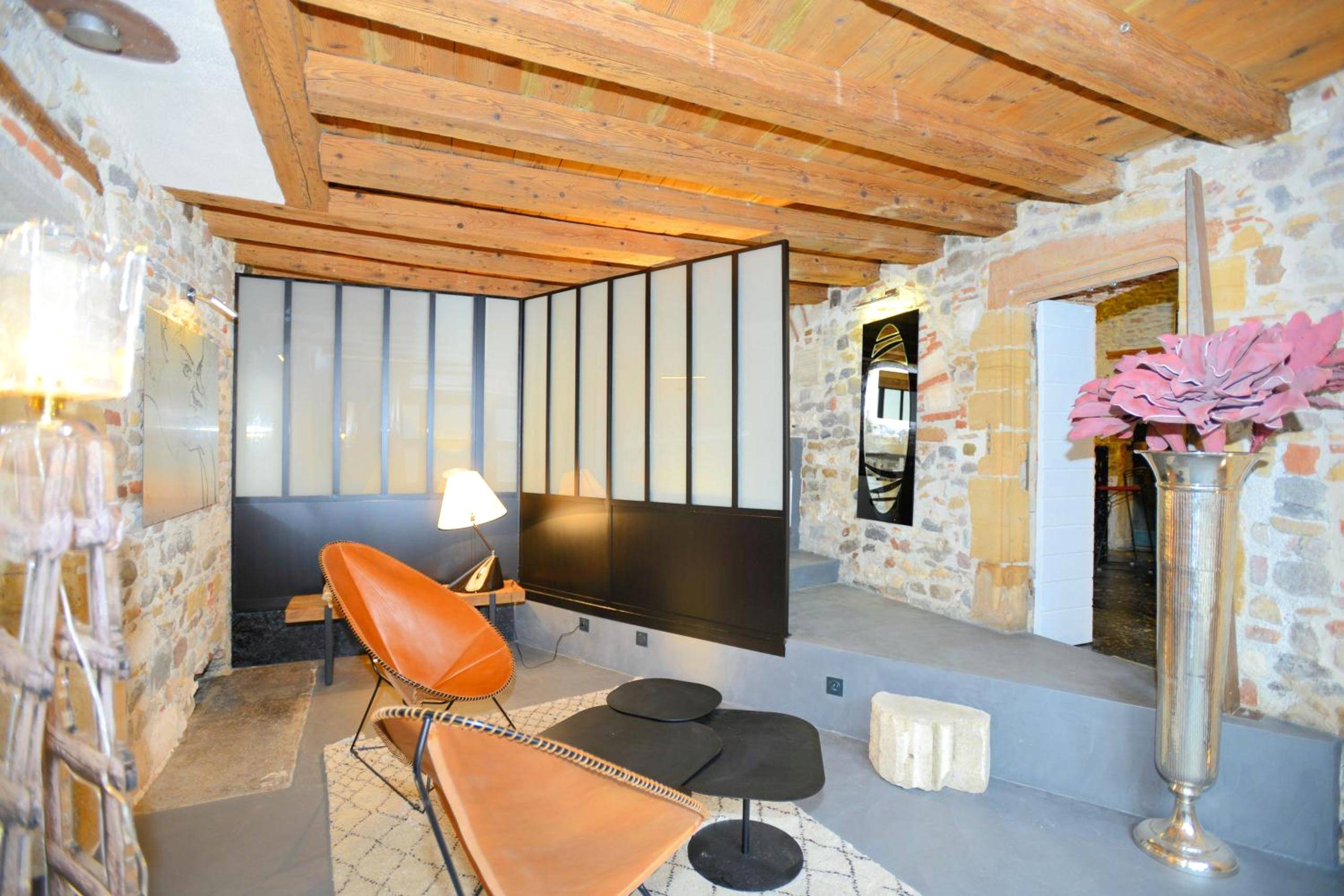 Salon moderne sous plafond en bois d'origine - Le Clos de Sainte Croix