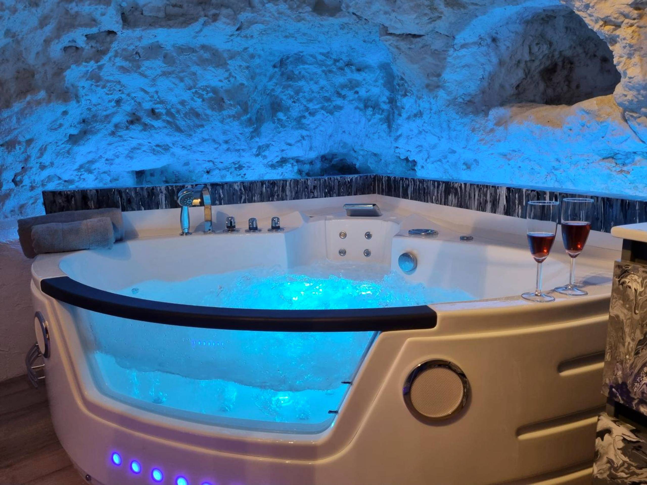 Jacuzzi privatif avec éclairage bleu et flûtes - Le clos des violettes