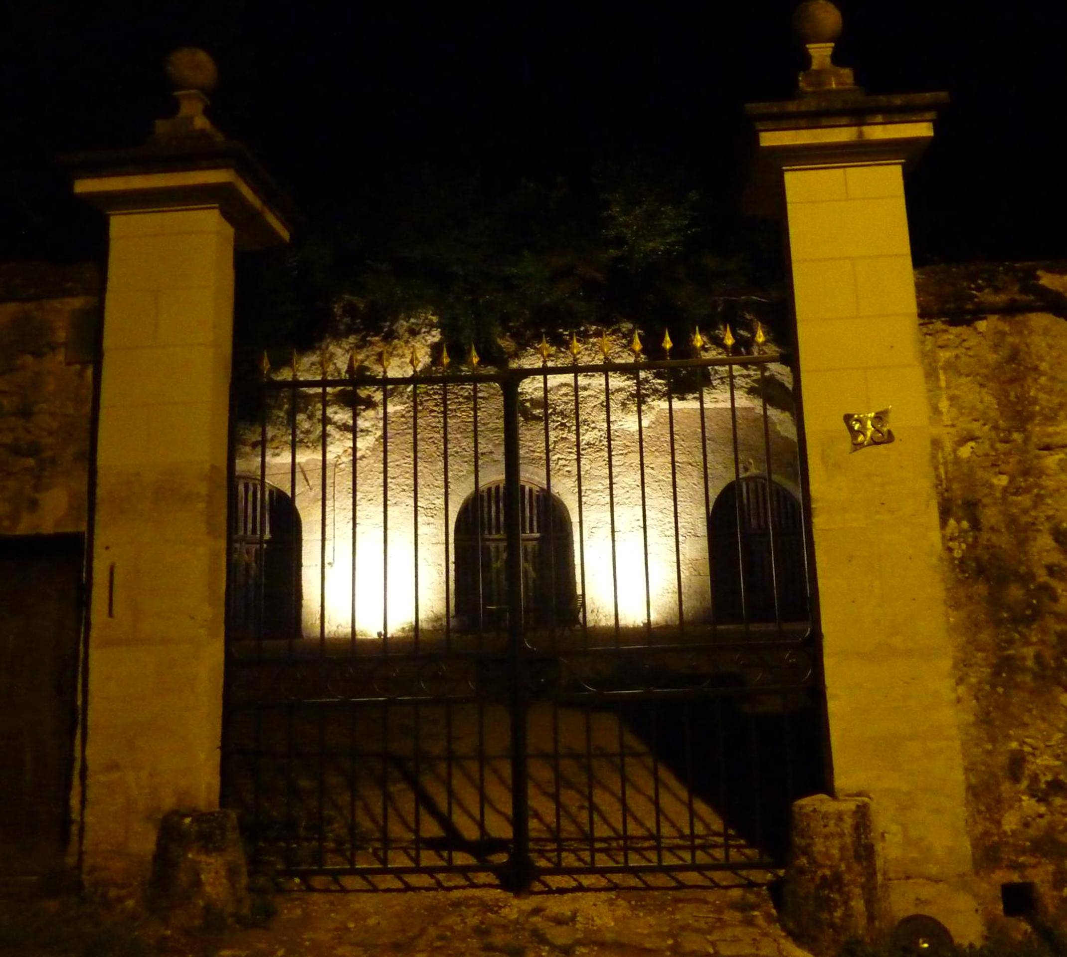 Portail d'entrée éclairé de nuit - Le clos des violettes