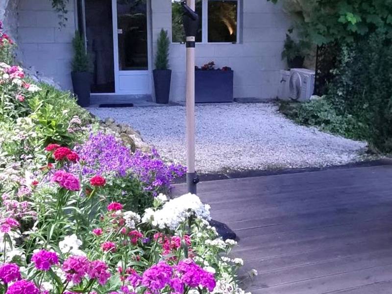 Terrasse fleurie avec parasol - Le clos des violettes