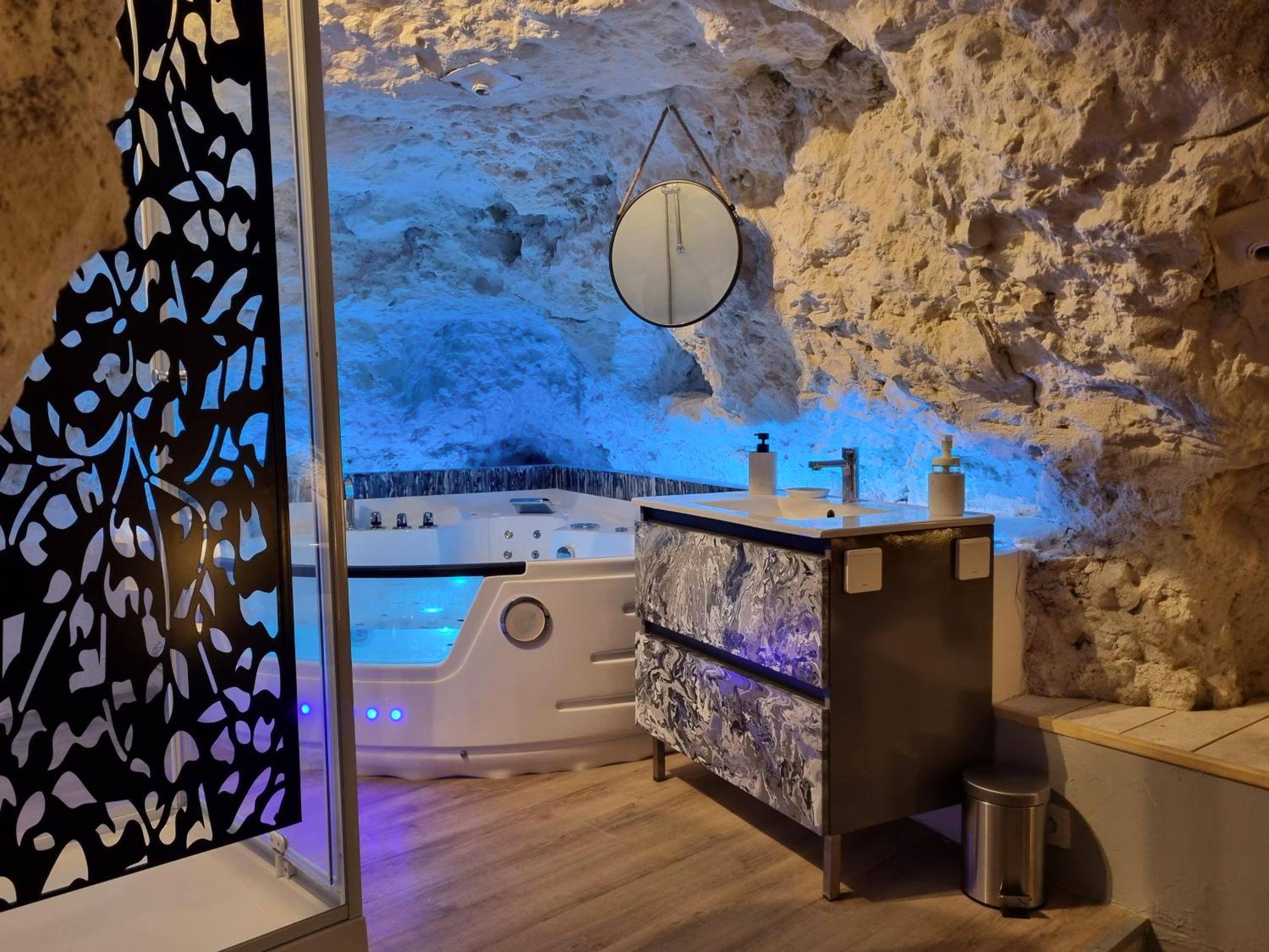 Salle de bain troglodyte avec spa et vasque - Le clos des violettes