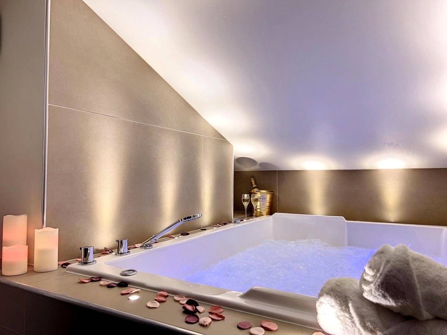 Jacuzzi privatif avec pétales et champagne - Love Room Saint - Étienne - Cocon Blanc câlin avec Jacuzzi privatif -...