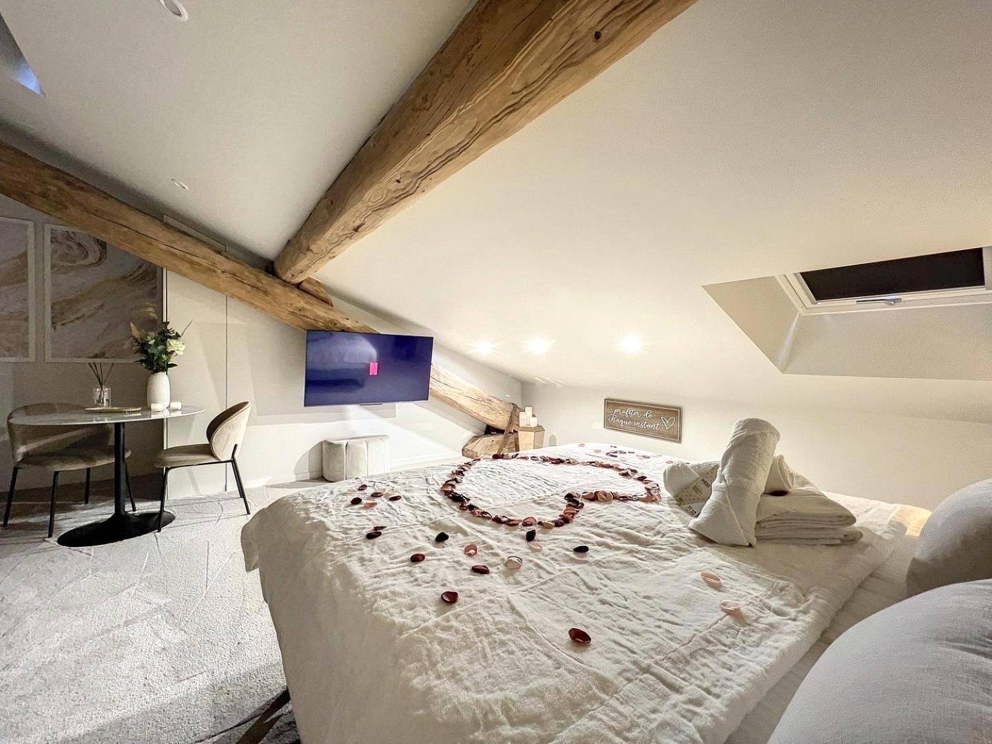 Lit double avec cœur en pétales de rose - Cocon Blanc câlin avec Jacuzzi privatif - LoveRoom Insolite