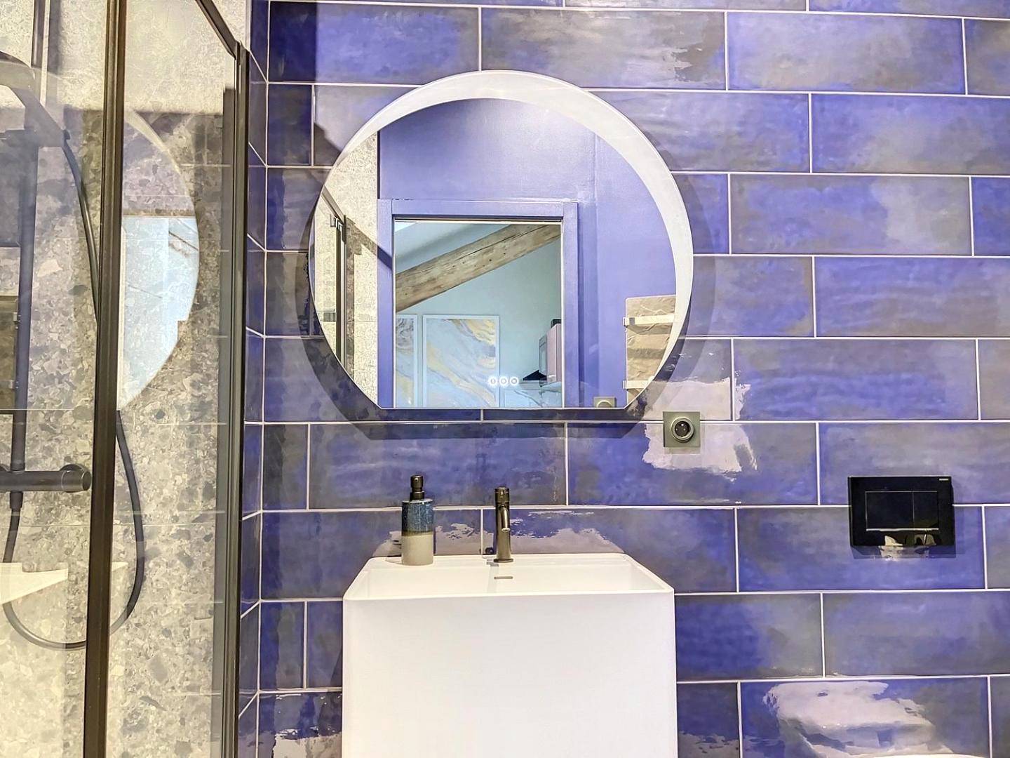 Photo du logement - Cocon Blanc câlin avec Jacuzzi privatif - LoveRoom Insolite