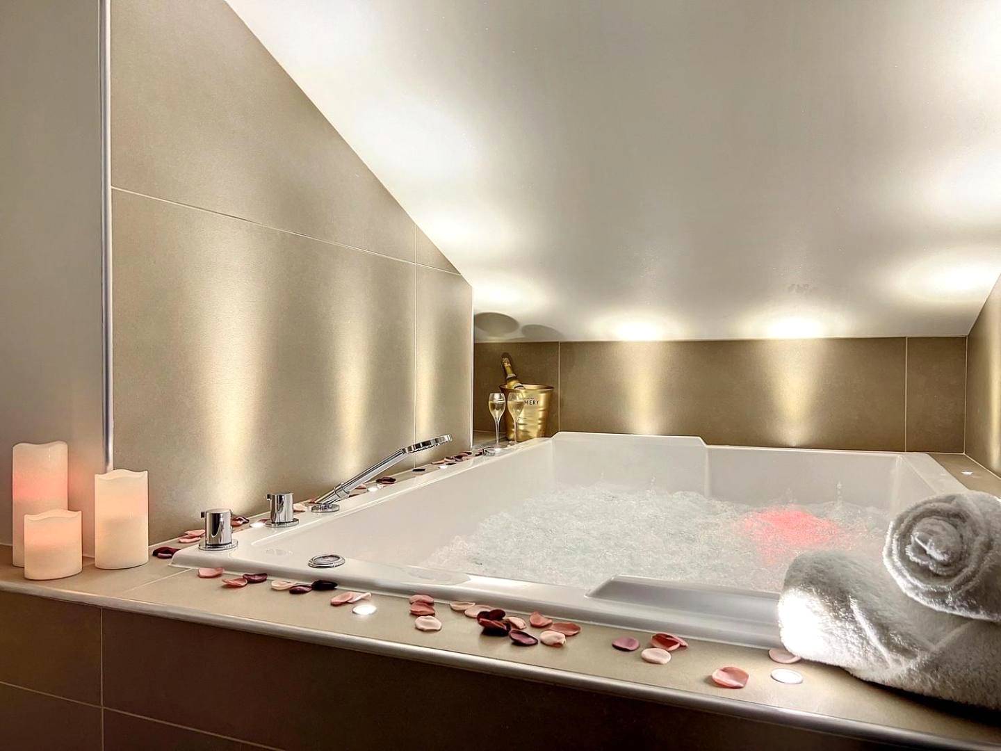 Photo du logement - Cocon Blanc câlin avec Jacuzzi privatif - LoveRoom Insolite - Saint - Étienne