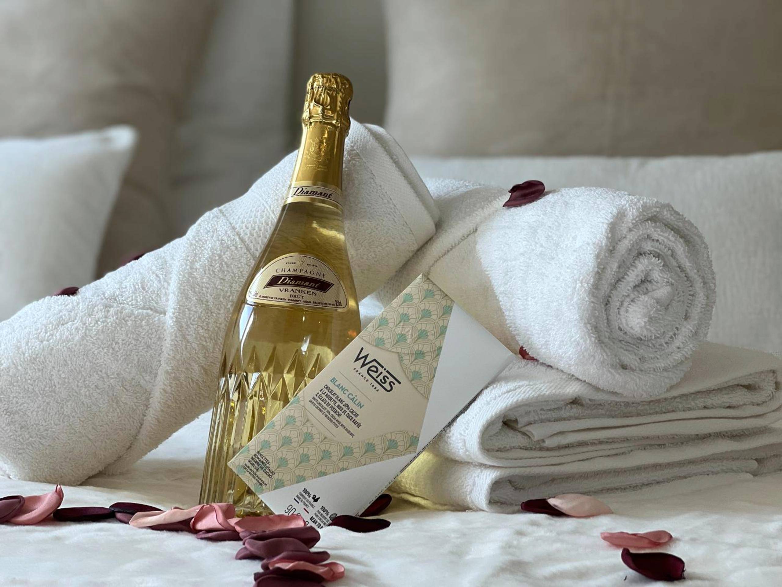 Photo du logement - Cocon Blanc câlin avec Jacuzzi privatif - LoveRoom Insolite