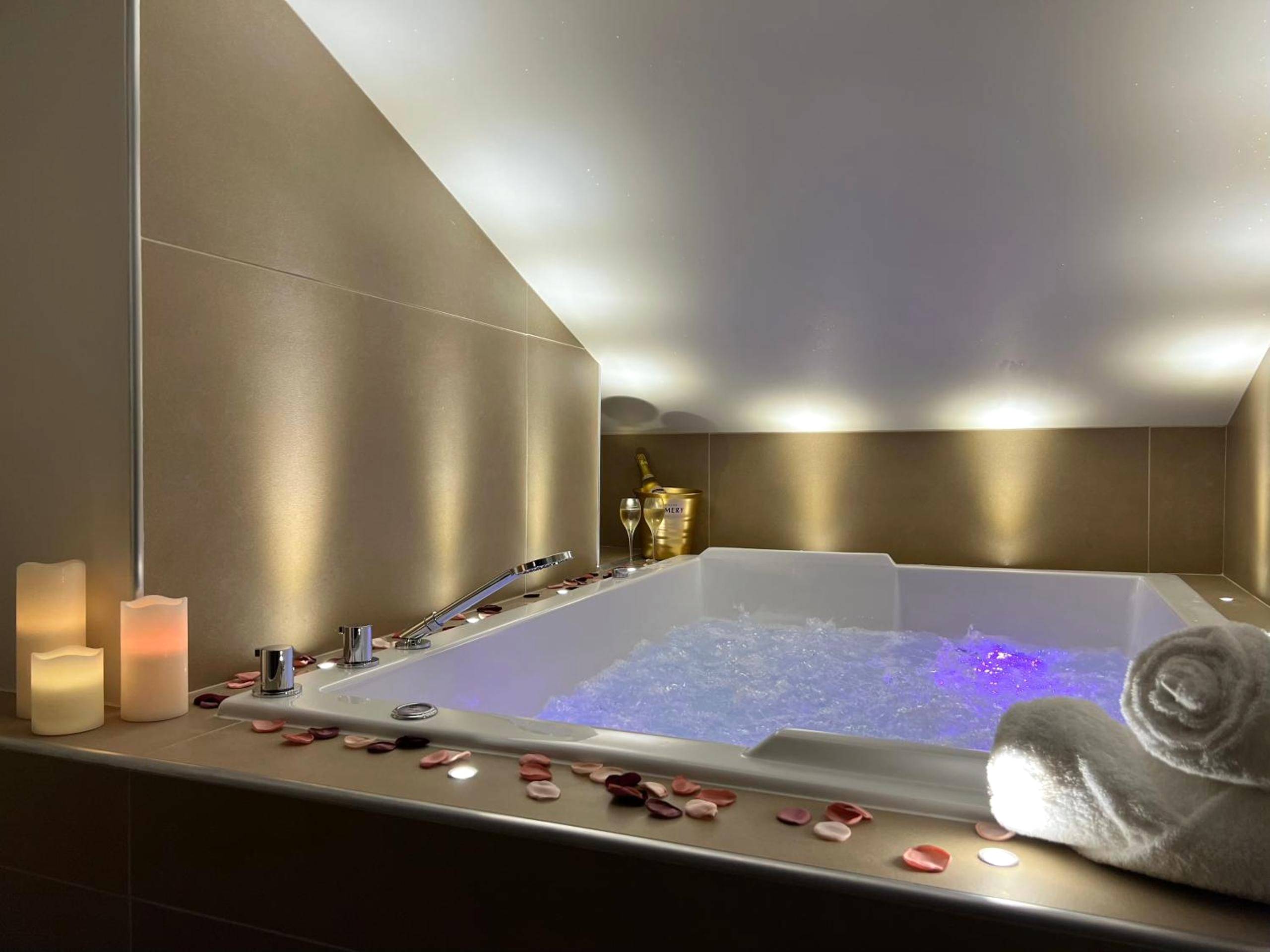 Baignoire balnéo éclairée et bougies - Cocon Blanc câlin avec Jacuzzi privatif - LoveRoom Insolite