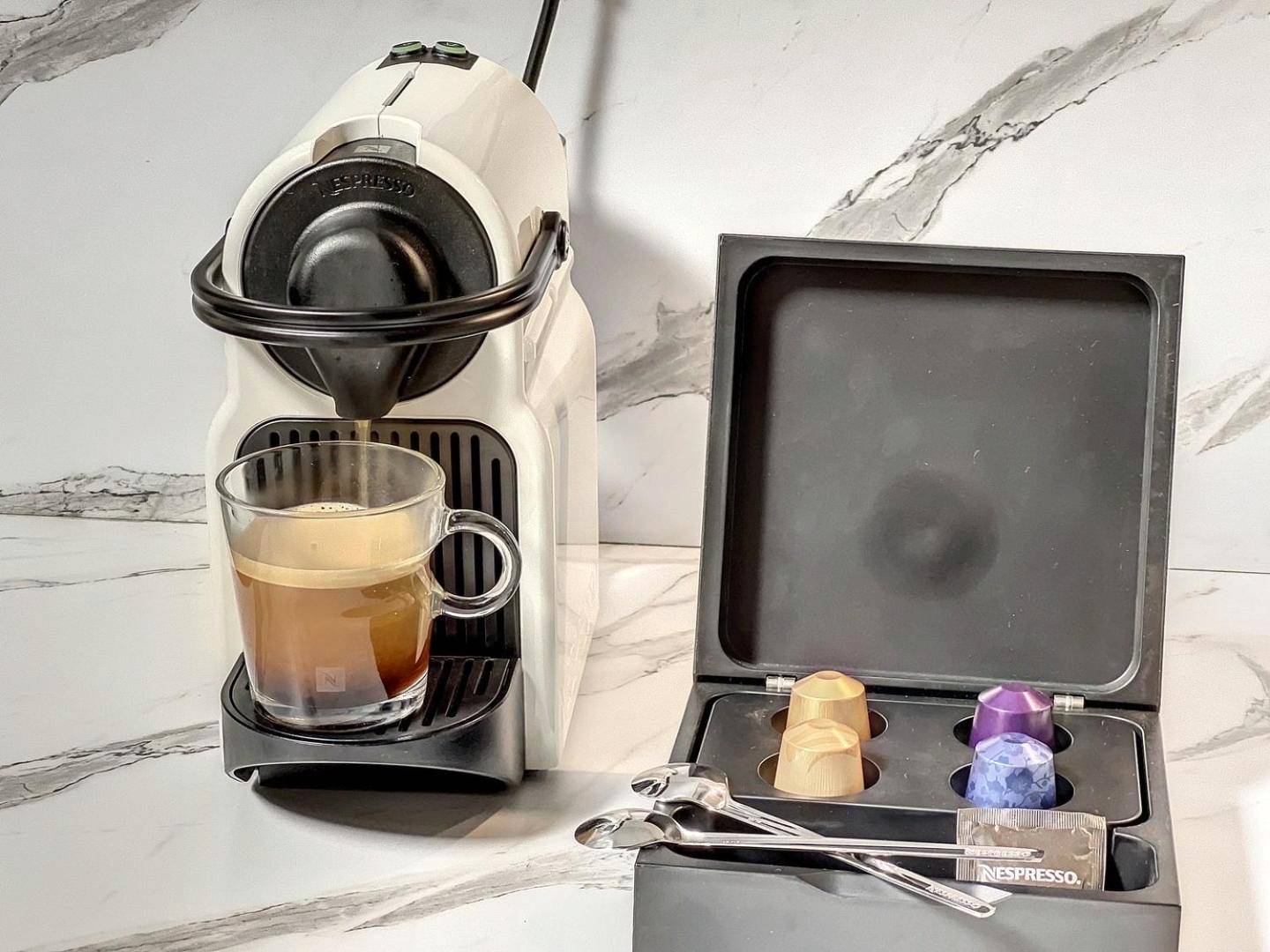 Machine à café avec capsules et tasses - Cocon Blanc câlin avec Jacuzzi privatif - LoveRoom Insolite