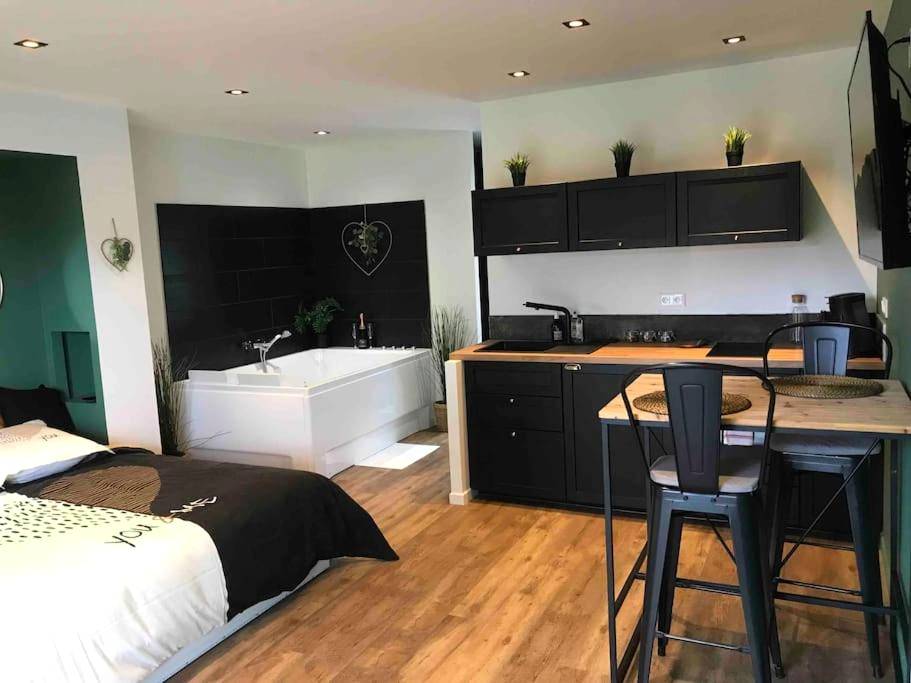 Studio avec lit, jacuzzi et coin cuisine - Love Room Agon - Coutainville - Le Cocon du bourg d’Agon