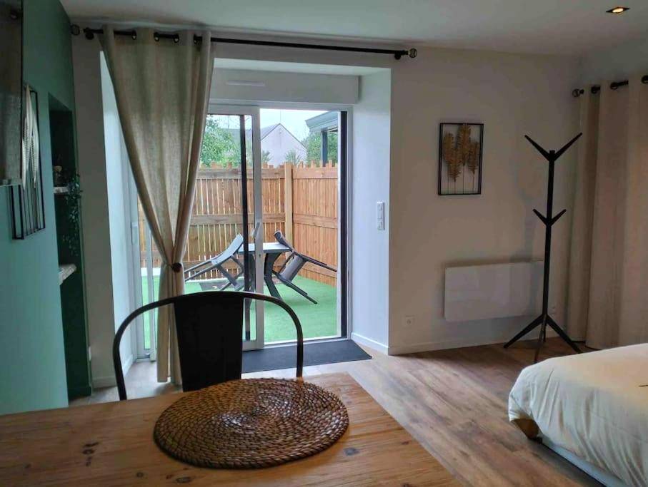 Vue sur terrasse privative depuis l'intérieur - Le Cocon du bourg d’Agon